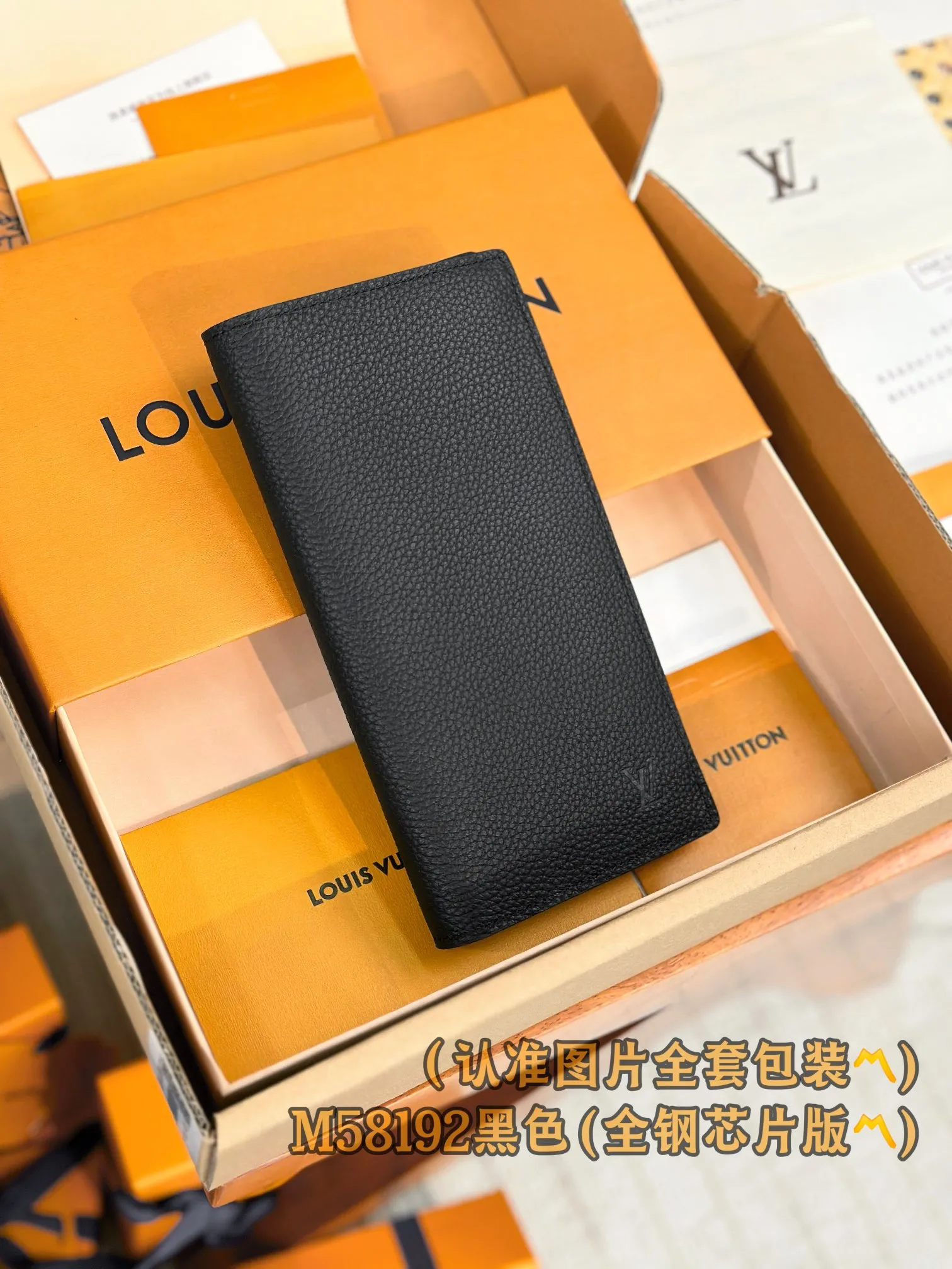 M58192 black (〽️A-grade all-steel version〽️) personalized customization, transcoding chip! Brazza Wallet, the brand's iconic Brazza long wallet is made of grained cowhide, creating an elegant and masculine look. Equipped with sixteen business card compartments, a large zippered compartment for storing change and multiple pockets, the wallet is both functional and beautiful. This Brazza wallet from the LV Aerogram series is also decorated with the LV Initials logo in the same tone, perfectly highlighting the brand style.  10 x 19 x 2 cm (length x height x width). Premium 360