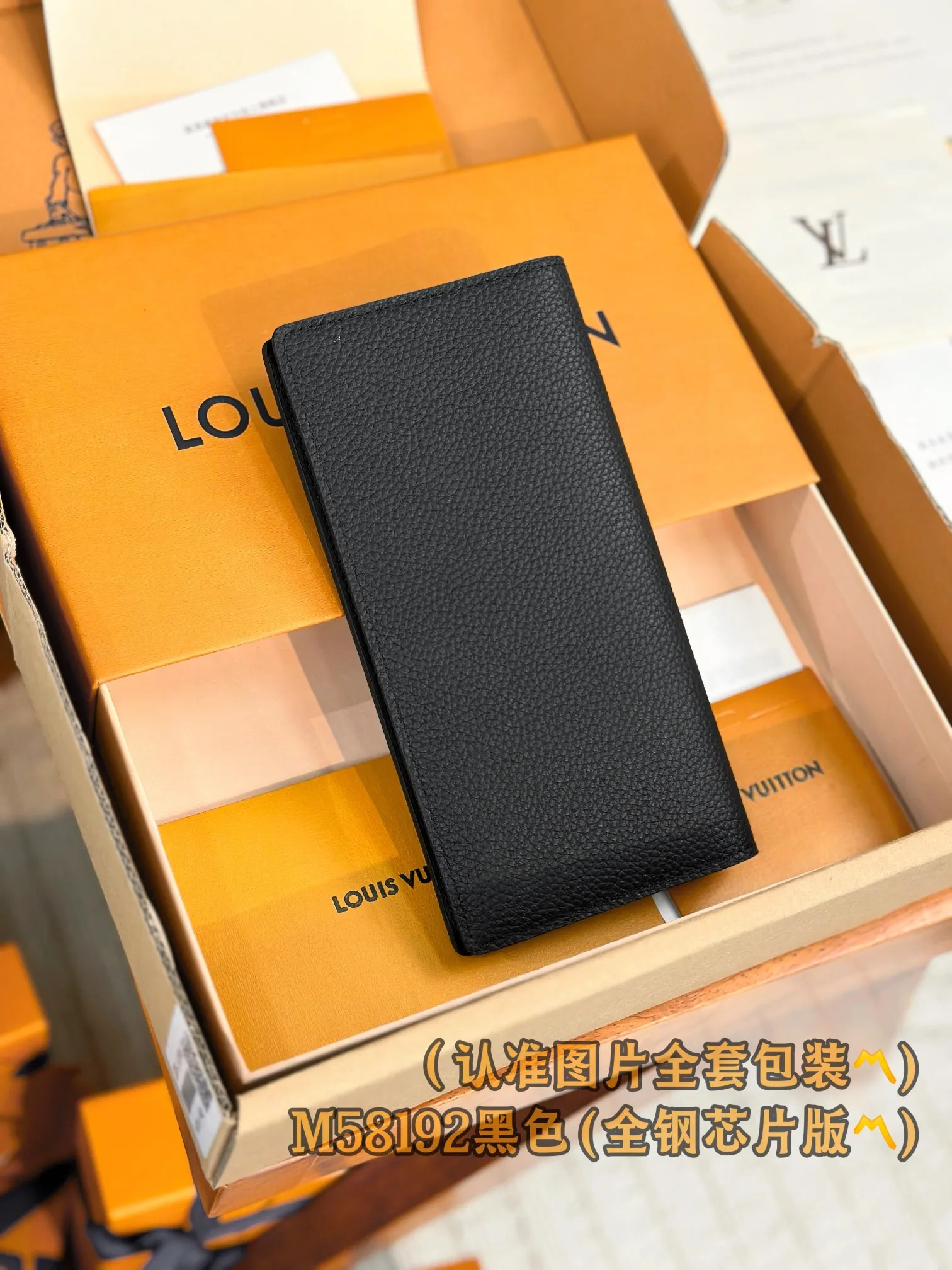 M58192 black (〽️A-grade all-steel version〽️) personalized customization, transcoding chip! Brazza Wallet, the brand's iconic Brazza long wallet is made of grained cowhide, creating an elegant and masculine look. Equipped with sixteen business card compartments, a large zippered compartment for storing change and multiple pockets, the wallet is both functional and beautiful. This Brazza wallet from the LV Aerogram series is also decorated with the LV Initials logo in the same tone, perfectly highlighting the brand style.  10 x 19 x 2 cm (length x height x width). Premium 360