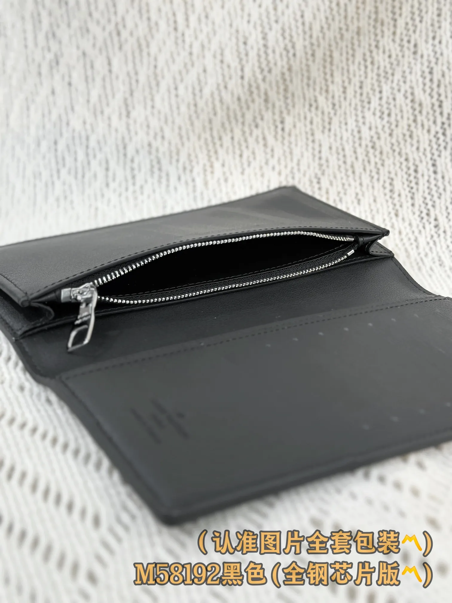 M58192 black (〽️A-grade all-steel version〽️) personalized customization, transcoding chip! Brazza Wallet, the brand's iconic Brazza long wallet is made of grained cowhide, creating an elegant and masculine look. Equipped with sixteen business card compartments, a large zippered compartment for storing change and multiple pockets, the wallet is both functional and beautiful. This Brazza wallet from the LV Aerogram series is also decorated with the LV Initials logo in the same tone, perfectly highlighting the brand style.  10 x 19 x 2 cm (length x height x width). Premium 360