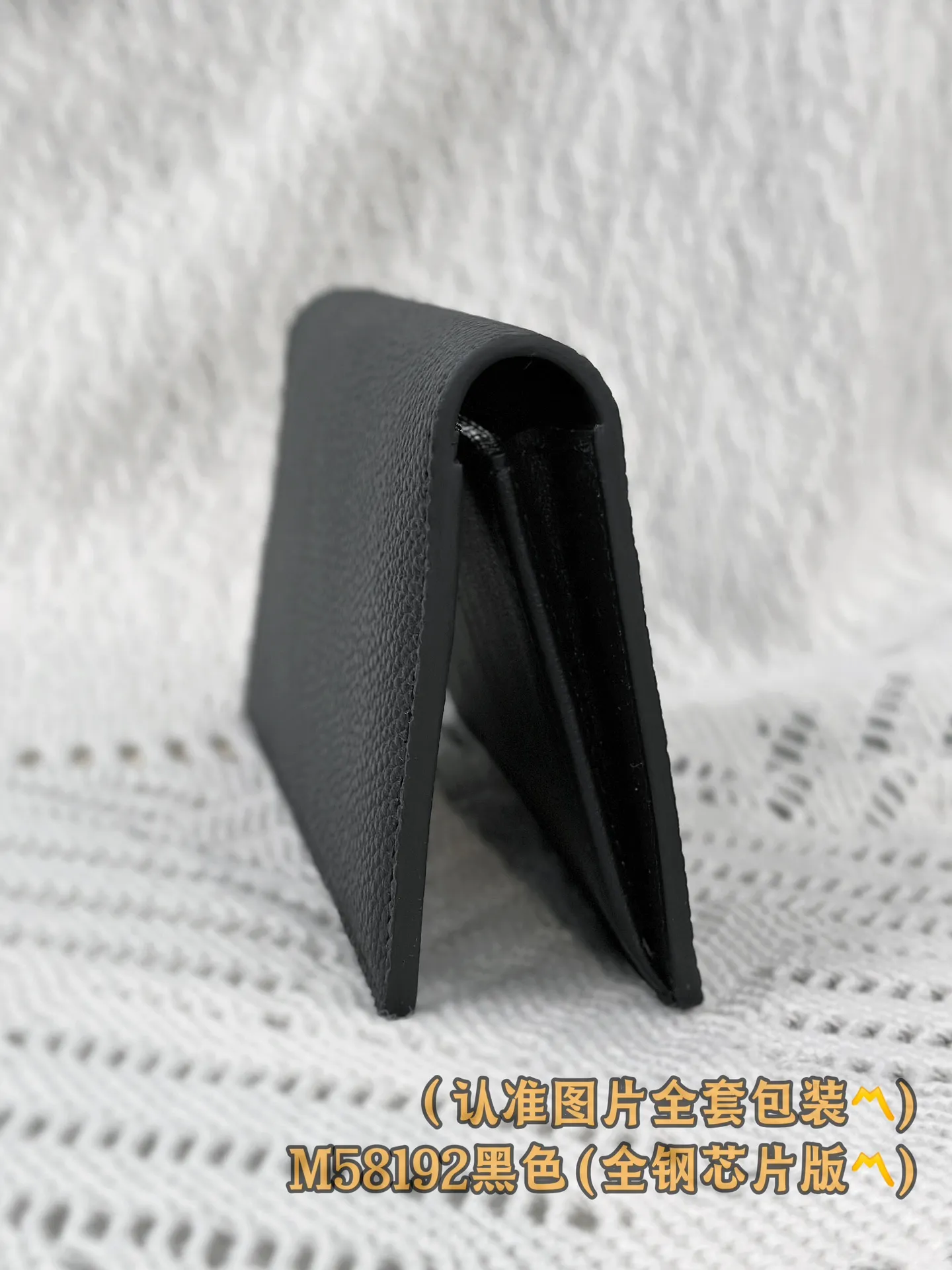 M58192 black (〽️A-grade all-steel version〽️) personalized customization, transcoding chip! Brazza Wallet, the brand's iconic Brazza long wallet is made of grained cowhide, creating an elegant and masculine look. Equipped with sixteen business card compartments, a large zippered compartment for storing change and multiple pockets, the wallet is both functional and beautiful. This Brazza wallet from the LV Aerogram series is also decorated with the LV Initials logo in the same tone, perfectly highlighting the brand style.  10 x 19 x 2 cm (length x height x width). Premium 360