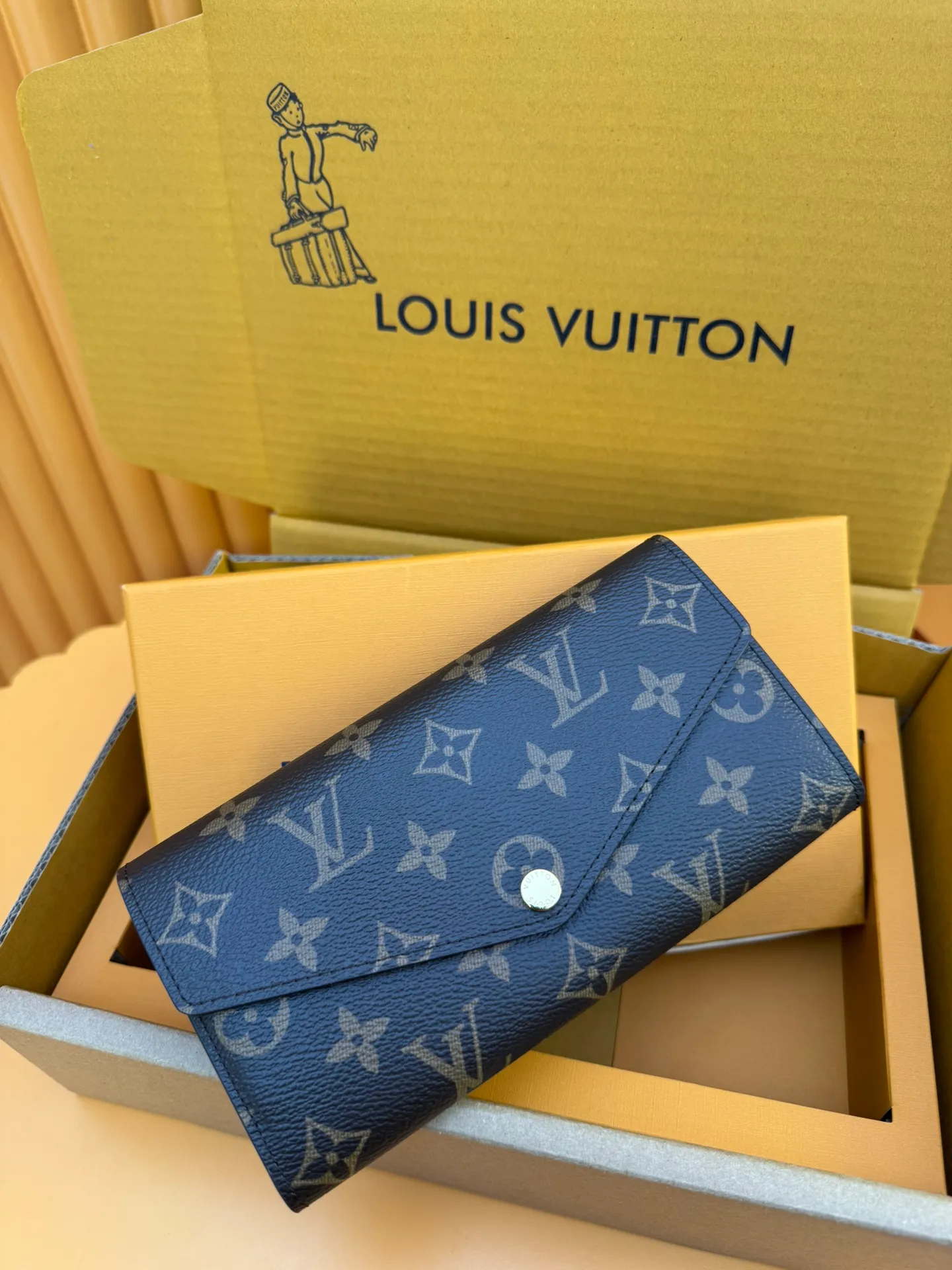 M60531 "Special Duty Free" ♻️[Official special edition·First-class material·All-steel hardware·Anti-counterfeiting chip·Full set of packaging] As one of Louis Vuitton's classic designs, the Sarah wallet combines Monogram canvas and grained leather lining to reproduce the elegance of an envelope-style design. The spacious interior features 2 large compartments, a central zipped coin pocket and multiple card slots. Safely stores multiple daily necessities. 19.0x10.5x2.5cm 💰600