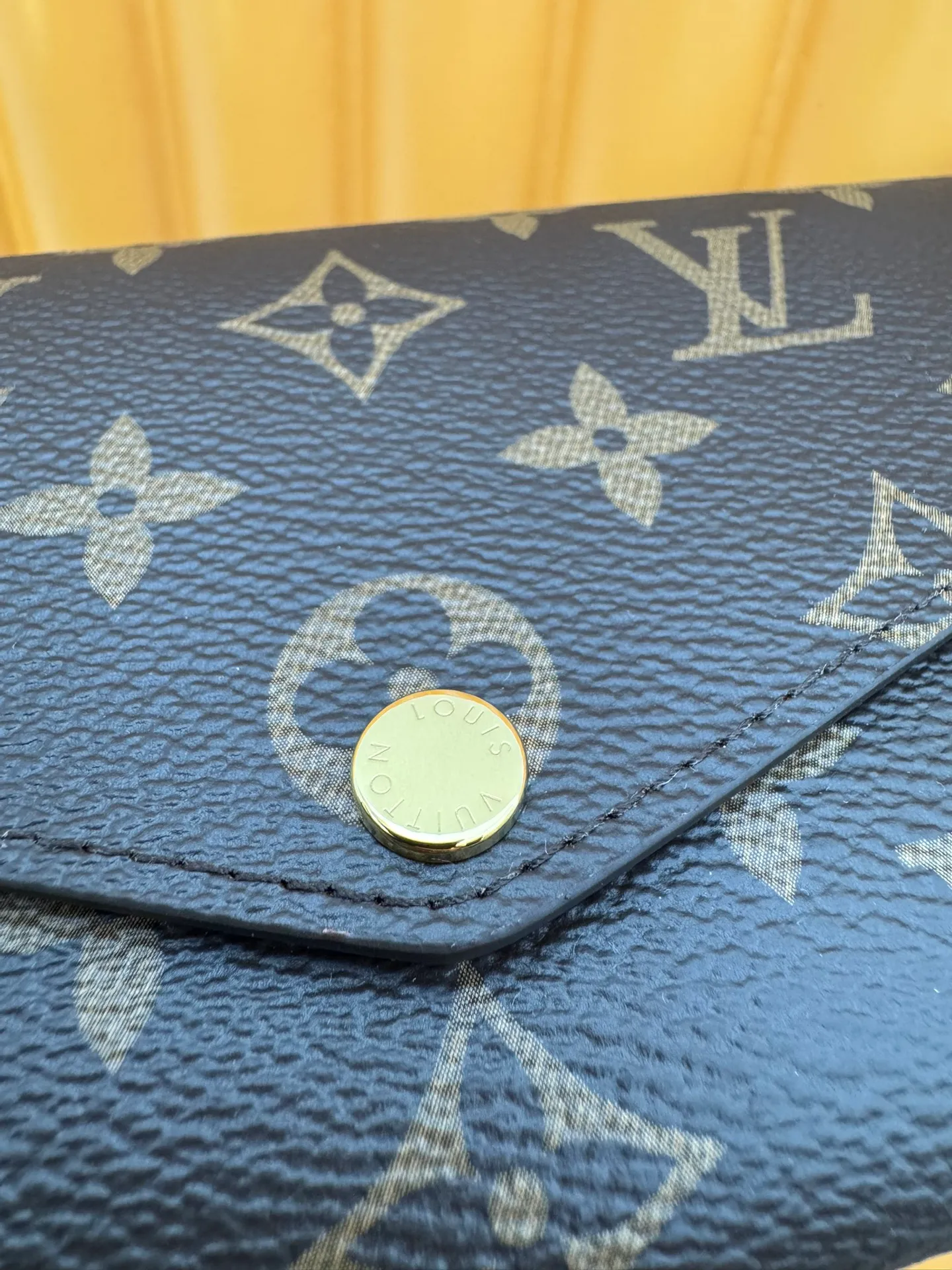 M60531 "Special Duty Free" ♻️[Official special edition·First-class material·All-steel hardware·Anti-counterfeiting chip·Full set of packaging] As one of Louis Vuitton's classic designs, the Sarah wallet combines Monogram canvas and grained leather lining to reproduce the elegance of an envelope-style design. The spacious interior features 2 large compartments, a central zipped coin pocket and multiple card slots. Safely stores multiple daily necessities. 19.0x10.5x2.5cm 💰600