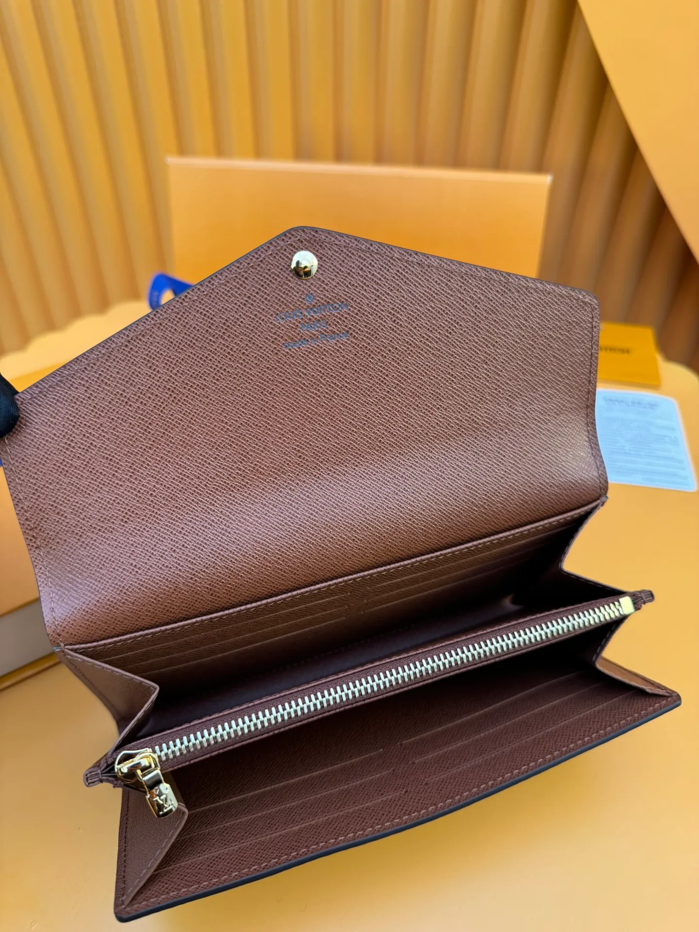 M60531 "Special Duty Free" ♻️[Official special edition·First-class material·All-steel hardware·Anti-counterfeiting chip·Full set of packaging] As one of Louis Vuitton's classic designs, the Sarah wallet combines Monogram canvas and grained leather lining to reproduce the elegance of an envelope-style design. The spacious interior features 2 large compartments, a central zipped coin pocket and multiple card slots. Safely stores multiple daily necessities. 19.0x10.5x2.5cm 💰600
