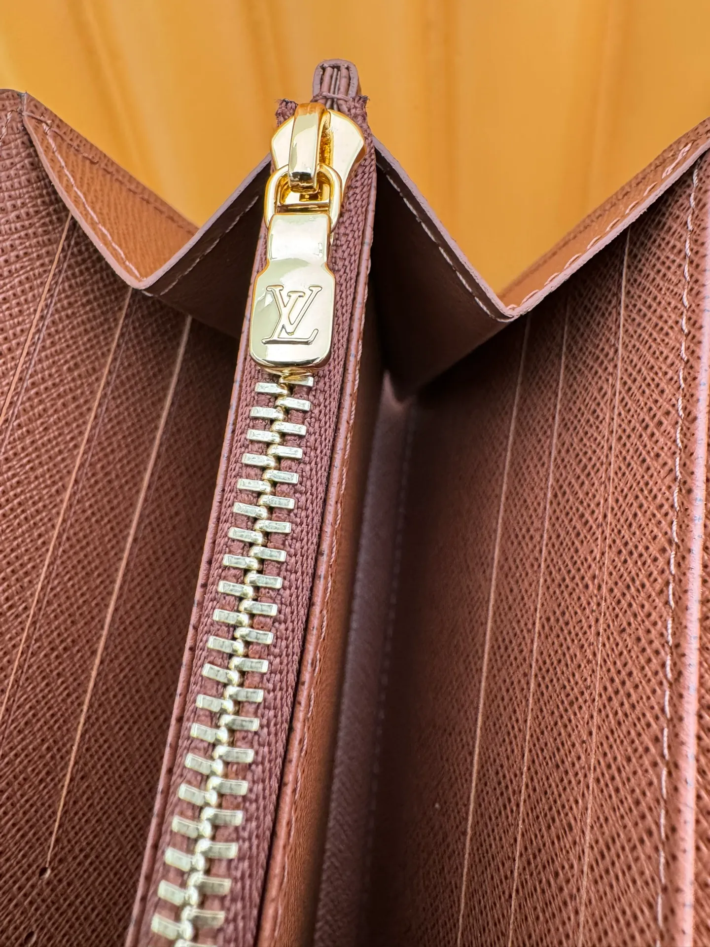 M60531 "Special Duty Free" ♻️[Official special edition·First-class material·All-steel hardware·Anti-counterfeiting chip·Full set of packaging] As one of Louis Vuitton's classic designs, the Sarah wallet combines Monogram canvas and grained leather lining to reproduce the elegance of an envelope-style design. The spacious interior features 2 large compartments, a central zipped coin pocket and multiple card slots. Safely stores multiple daily necessities. 19.0x10.5x2.5cm 💰600