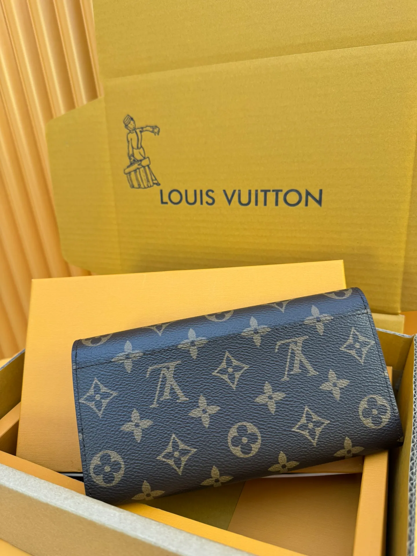 M60531 "Special Duty Free" ♻️[Official special edition·First-class material·All-steel hardware·Anti-counterfeiting chip·Full set of packaging] As one of Louis Vuitton's classic designs, the Sarah wallet combines Monogram canvas and grained leather lining to reproduce the elegance of an envelope-style design. The spacious interior features 2 large compartments, a central zipped coin pocket and multiple card slots. Safely stores multiple daily necessities. 19.0x10.5x2.5cm 💰600