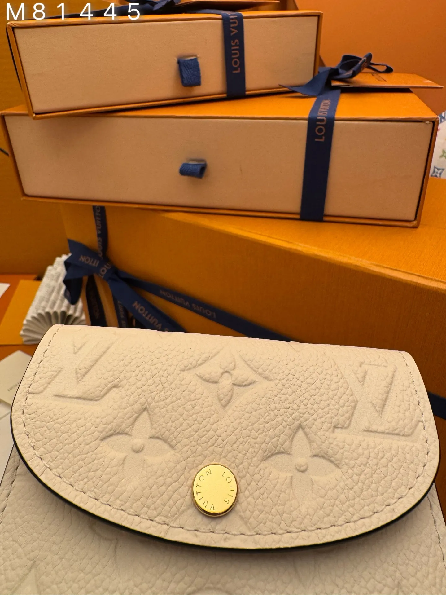 M81445 "Special Duty Free" ♻️ [Official special edition·First-class material·All-steel hardware·163 chips·Full set of packaging] This Rosalie coin purse is made of Monogram Empreinte embossed soft-grained cow leather. It opens with a rounded flap and has a compact configuration. It has a zippered coin pocket, a patch pocket and a card compartment inside. Louis Vuitton logo-engraved snaps secure the closure. 11x8x2.5cm 💰460