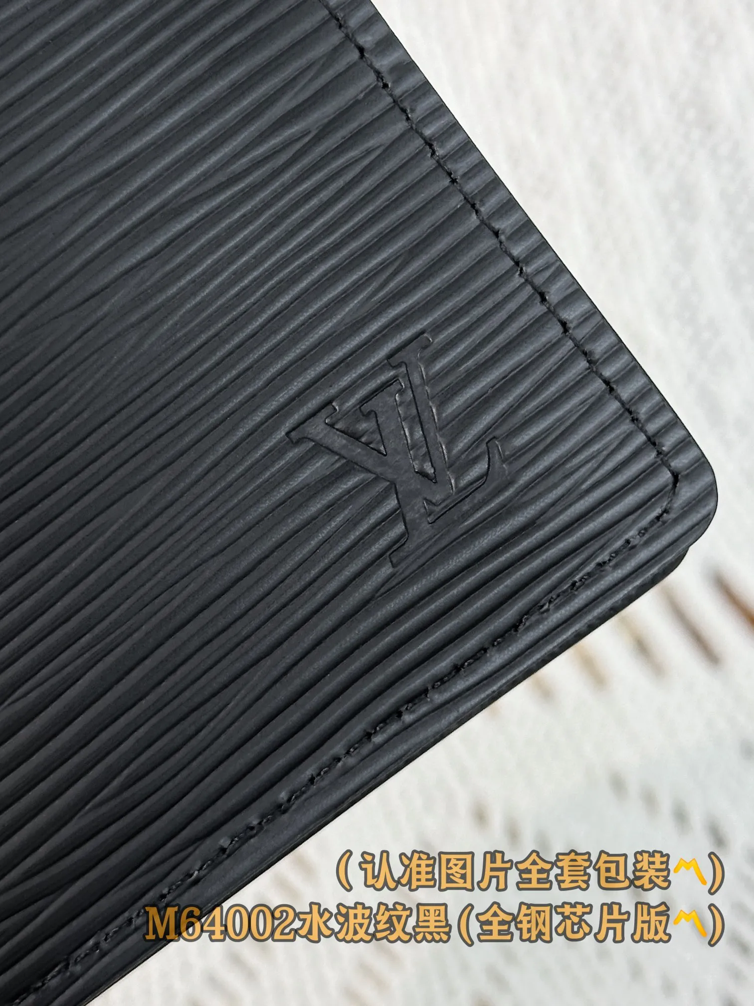 M64002 water ripple (〽️A-grade all-steel version〽️) personalized customization, transcoding chip! SLENDER ID WALLET Made of smooth Taiga leather, this wallet is small and slim enough to hold everyday essentials, yet easily stows away in a front or back pocket. This wallet features a transparent compartment for ID. 11.0 x 8.5 x 1.0 cm (length x height x width). Special grade 240
