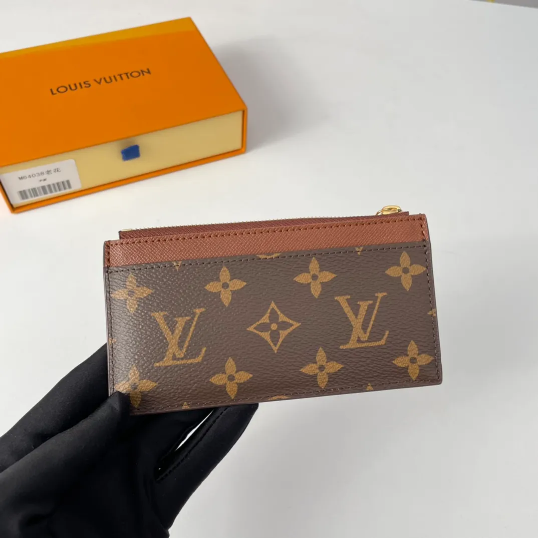 P300🇫🇷Exclusive real shot of overseas original M64038 presbyopia. This Coin card holder made of Damier Graphite canvas is a safe way to store coins and change. It has a slim appearance and interior features a credit card slot, zippered coin pocket and bill compartment. Black leather lining with black and gray canvas outer layer, fashionable and elegant. Size: 14×8cm