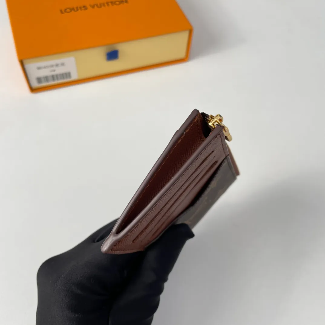 P300🇫🇷Exclusive real shot of overseas original M64038 presbyopia. This Coin card holder made of Damier Graphite canvas is a safe way to store coins and change. It has a slim appearance and interior features a credit card slot, zippered coin pocket and bill compartment. Black leather lining with black and gray canvas outer layer, fashionable and elegant. Size: 14×8cm