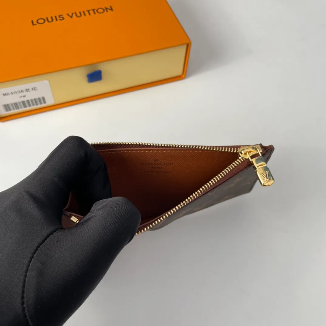 P300🇫🇷Exclusive real shot of overseas original M64038 presbyopia. This Coin card holder made of Damier Graphite canvas is a safe way to store coins and change. It has a slim appearance and interior features a credit card slot, zippered coin pocket and bill compartment. Black leather lining with black and gray canvas outer layer, fashionable and elegant. Size: 14×8cm