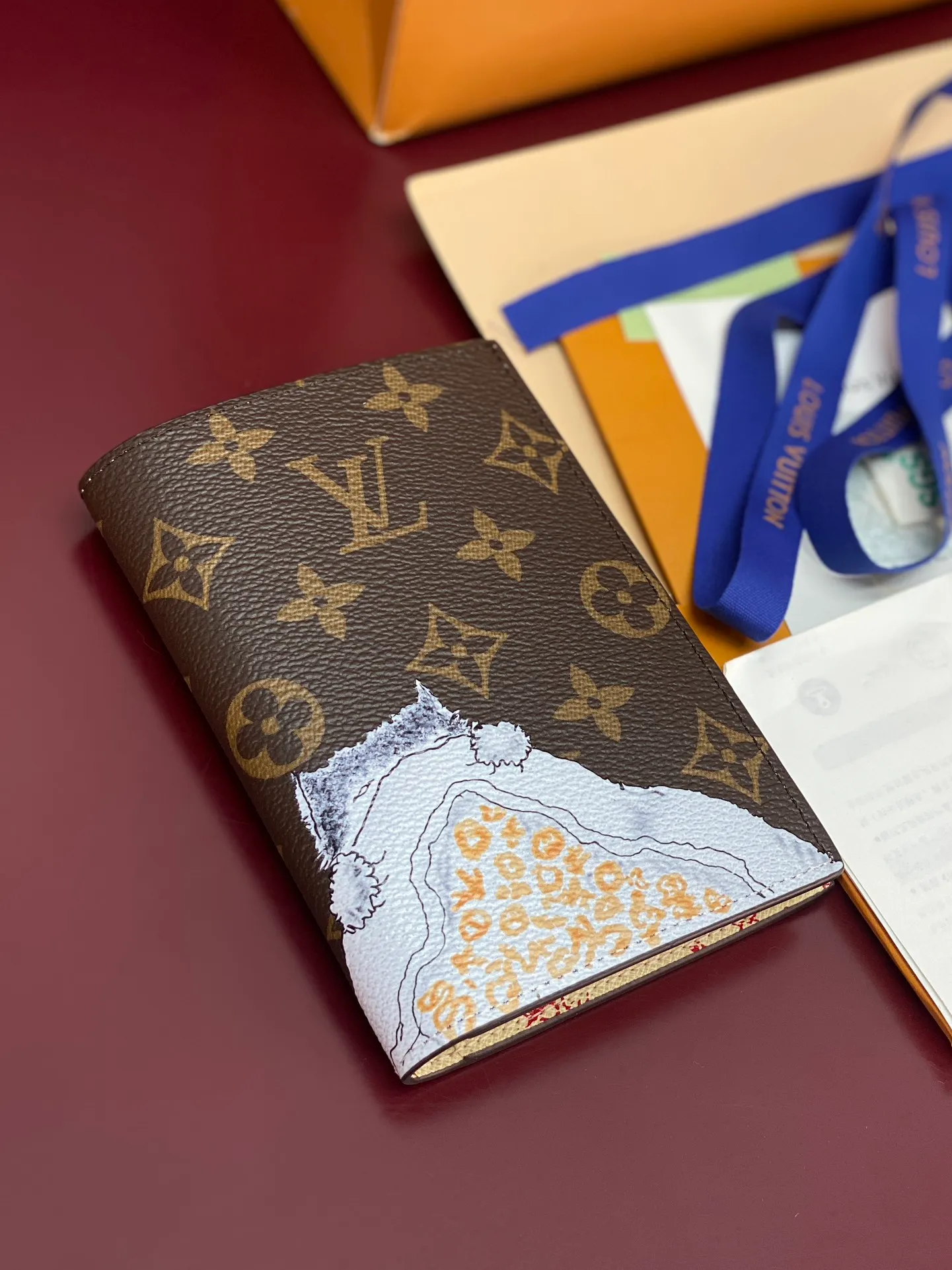 M25753 Silk screen cat! Passport Cover This passport cover is made of Monogram canvas and features hand-drawn illustrations by Grace Coddington, former special creative director of American Vogue, added to the LV Travels With series, adding another interesting option for pet lovers. The credit card slot, patch pockets and flap pockets are designed with functionality in mind, making it perfect for a weekend break or a long vacation.  14 x 2.5 x 10 cm (height x width x length). 💰340