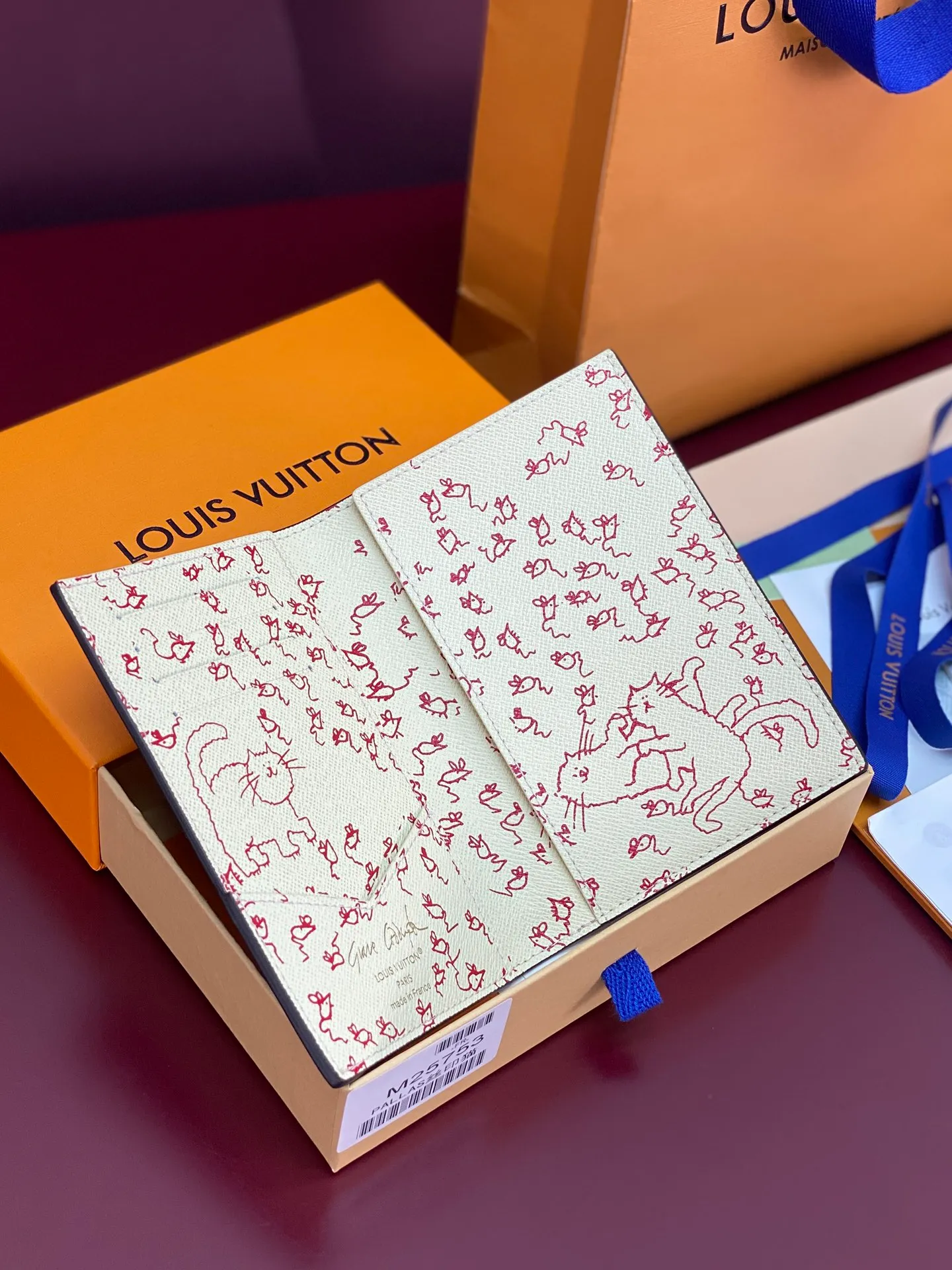 M25753 Silk screen cat! Passport Cover This passport cover is made of Monogram canvas and features hand-drawn illustrations by Grace Coddington, former special creative director of American Vogue, added to the LV Travels With series, adding another interesting option for pet lovers. The credit card slot, patch pockets and flap pockets are designed with functionality in mind, making it perfect for a weekend break or a long vacation.  14 x 2.5 x 10 cm (height x width x length). 💰340