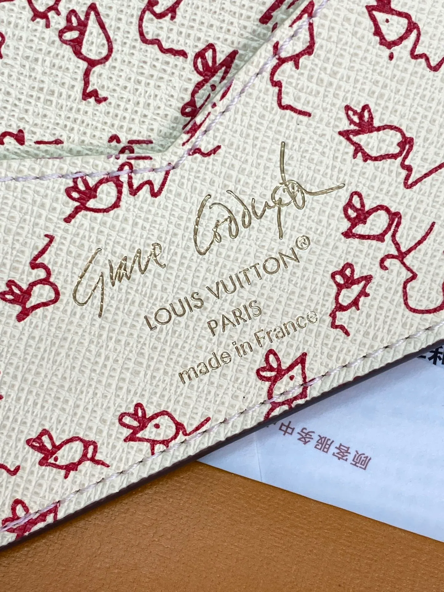 M25753 Silk screen cat! Passport Cover This passport cover is made of Monogram canvas and features hand-drawn illustrations by Grace Coddington, former special creative director of American Vogue, added to the LV Travels With series, adding another interesting option for pet lovers. The credit card slot, patch pockets and flap pockets are designed with functionality in mind, making it perfect for a weekend break or a long vacation.  14 x 2.5 x 10 cm (height x width x length). 💰340