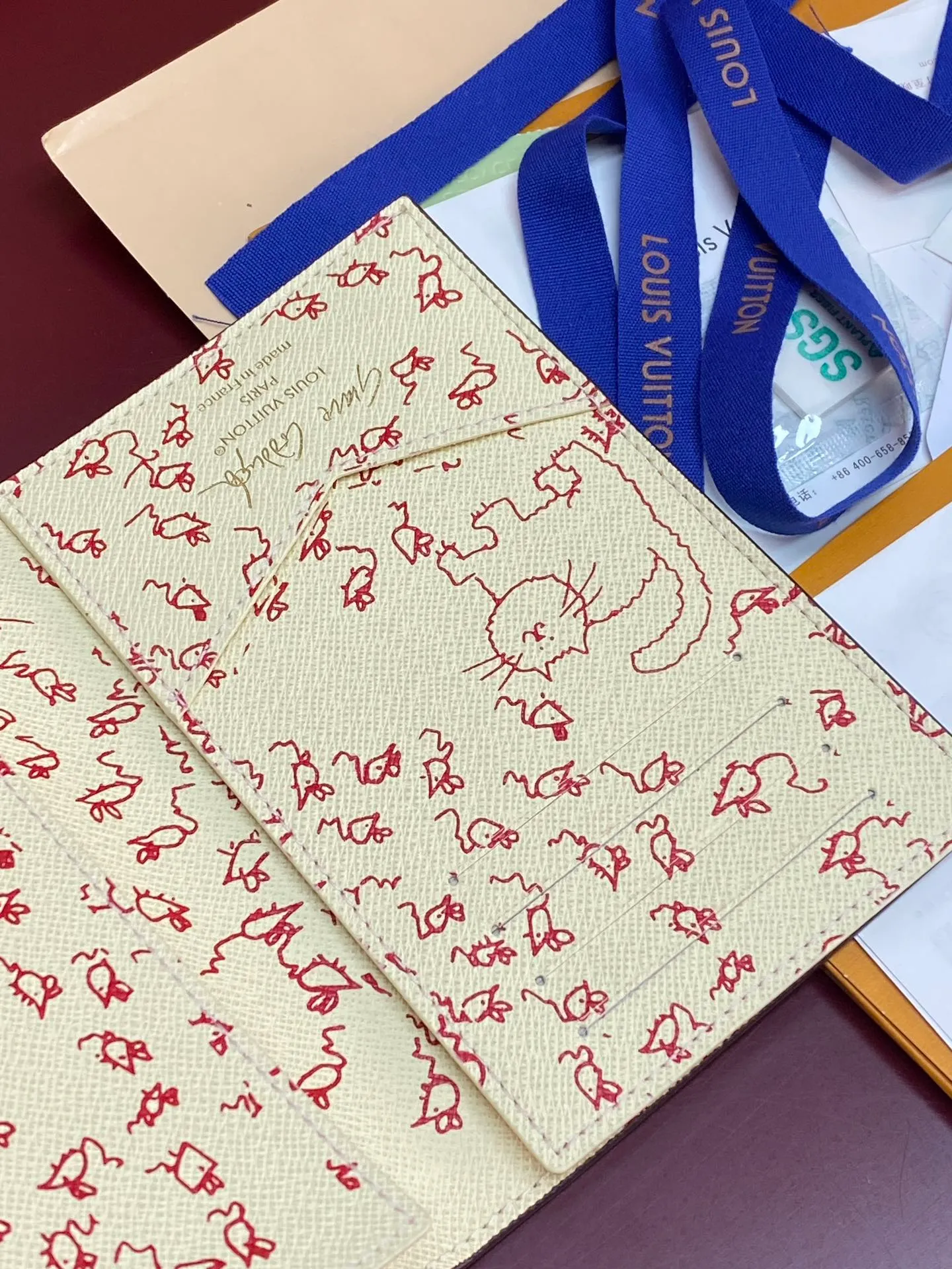 M25753 Silk screen cat! Passport Cover This passport cover is made of Monogram canvas and features hand-drawn illustrations by Grace Coddington, former special creative director of American Vogue, added to the LV Travels With series, adding another interesting option for pet lovers. The credit card slot, patch pockets and flap pockets are designed with functionality in mind, making it perfect for a weekend break or a long vacation.  14 x 2.5 x 10 cm (height x width x length). 💰340