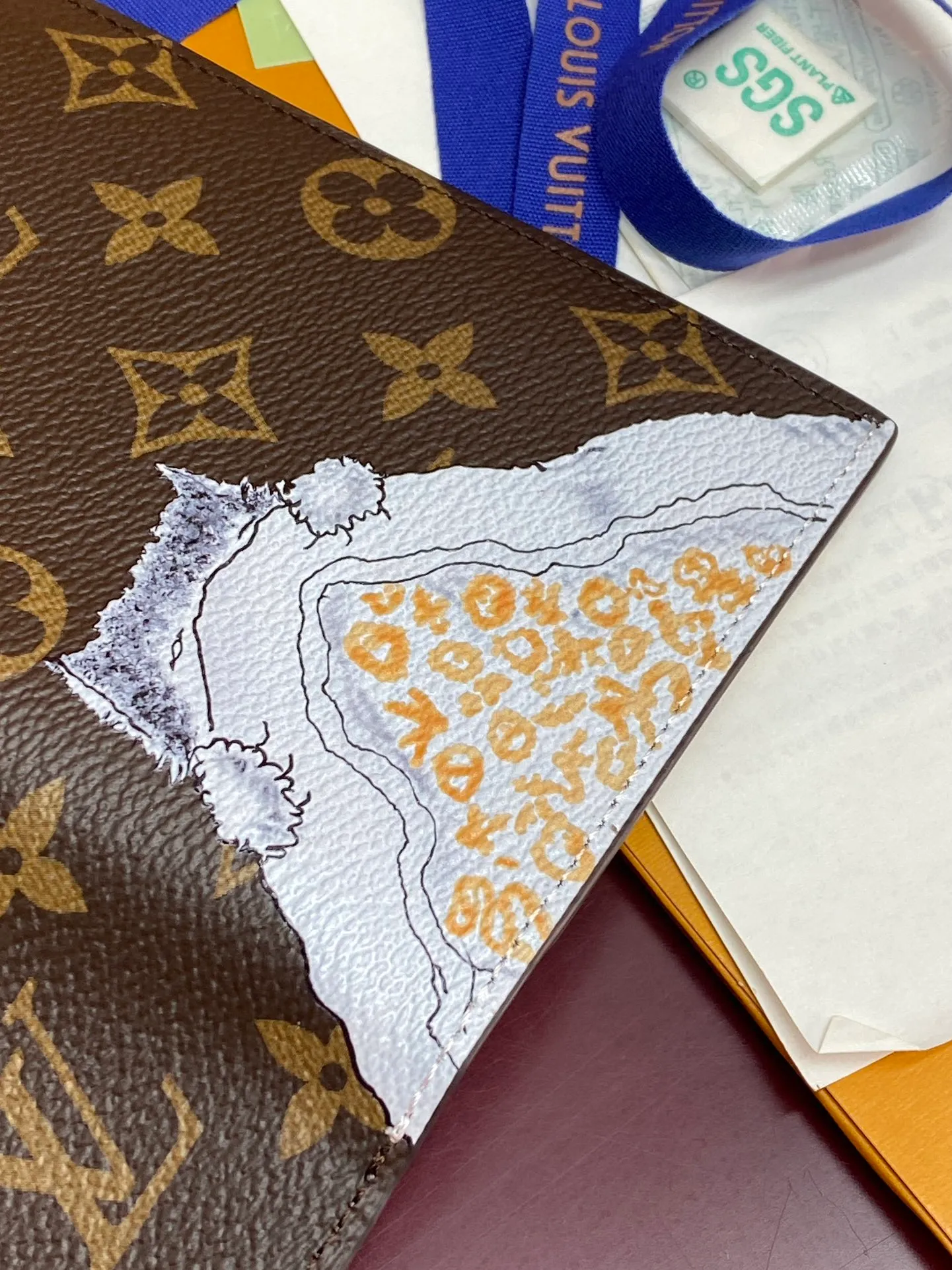 M25753 Silk screen cat! Passport Cover This passport cover is made of Monogram canvas and features hand-drawn illustrations by Grace Coddington, former special creative director of American Vogue, added to the LV Travels With series, adding another interesting option for pet lovers. The credit card slot, patch pockets and flap pockets are designed with functionality in mind, making it perfect for a weekend break or a long vacation.  14 x 2.5 x 10 cm (height x width x length). 💰340