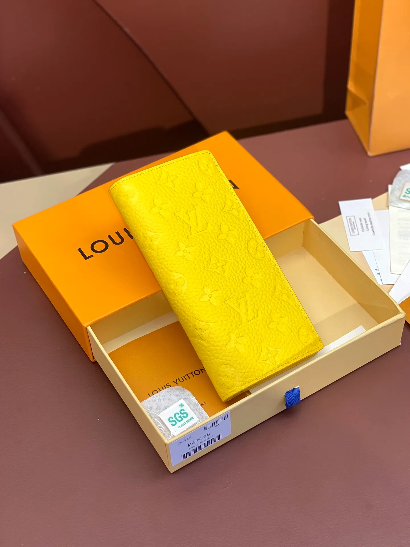 💰480 M69038 Yellow! The chip version, (made of top-grain cowhide) Brazza wallet is made of soft Taurillon leather embossed with the Monogram pattern. It has various card slots, pockets and a large zippered coin compartment. It has ample capacity and can easily fit in most jacket pockets. Dimensions 10 x 19 x 2 cm (length x height x width).