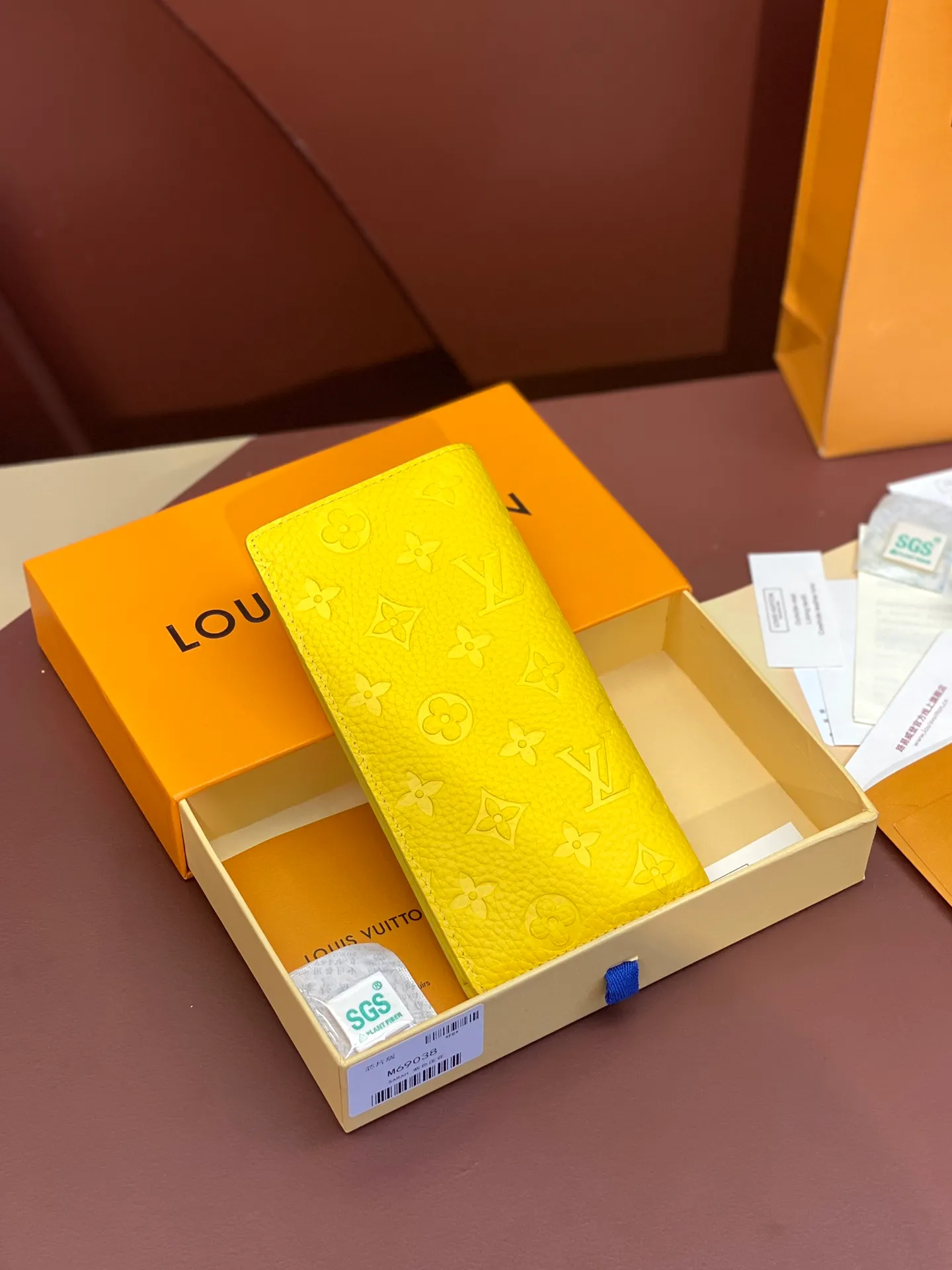 💰480 M69038 Yellow! The chip version, (made of top-grain cowhide) Brazza wallet is made of soft Taurillon leather embossed with the Monogram pattern. It has various card slots, pockets and a large zippered coin compartment. It has ample capacity and can easily fit in most jacket pockets. Dimensions 10 x 19 x 2 cm (length x height x width).