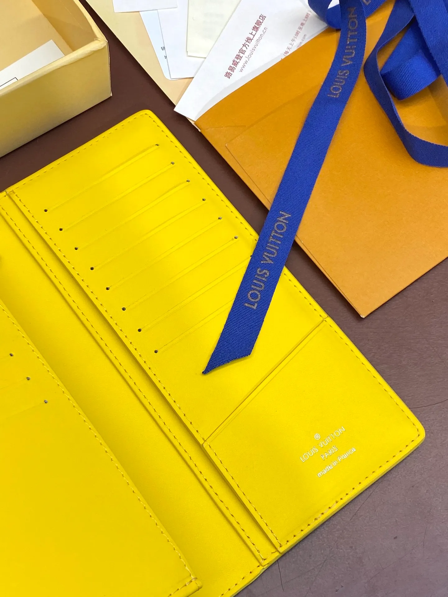💰480 M69038 Yellow! The chip version, (made of top-grain cowhide) Brazza wallet is made of soft Taurillon leather embossed with the Monogram pattern. It has various card slots, pockets and a large zippered coin compartment. It has ample capacity and can easily fit in most jacket pockets. Dimensions 10 x 19 x 2 cm (length x height x width).