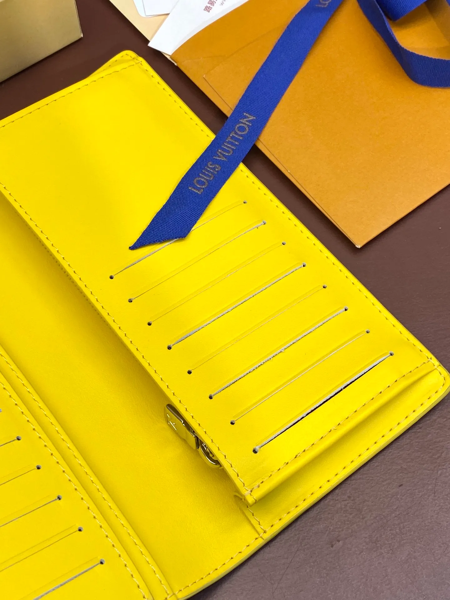 💰480 M69038 Yellow! The chip version, (made of top-grain cowhide) Brazza wallet is made of soft Taurillon leather embossed with the Monogram pattern. It has various card slots, pockets and a large zippered coin compartment. It has ample capacity and can easily fit in most jacket pockets. Dimensions 10 x 19 x 2 cm (length x height x width).