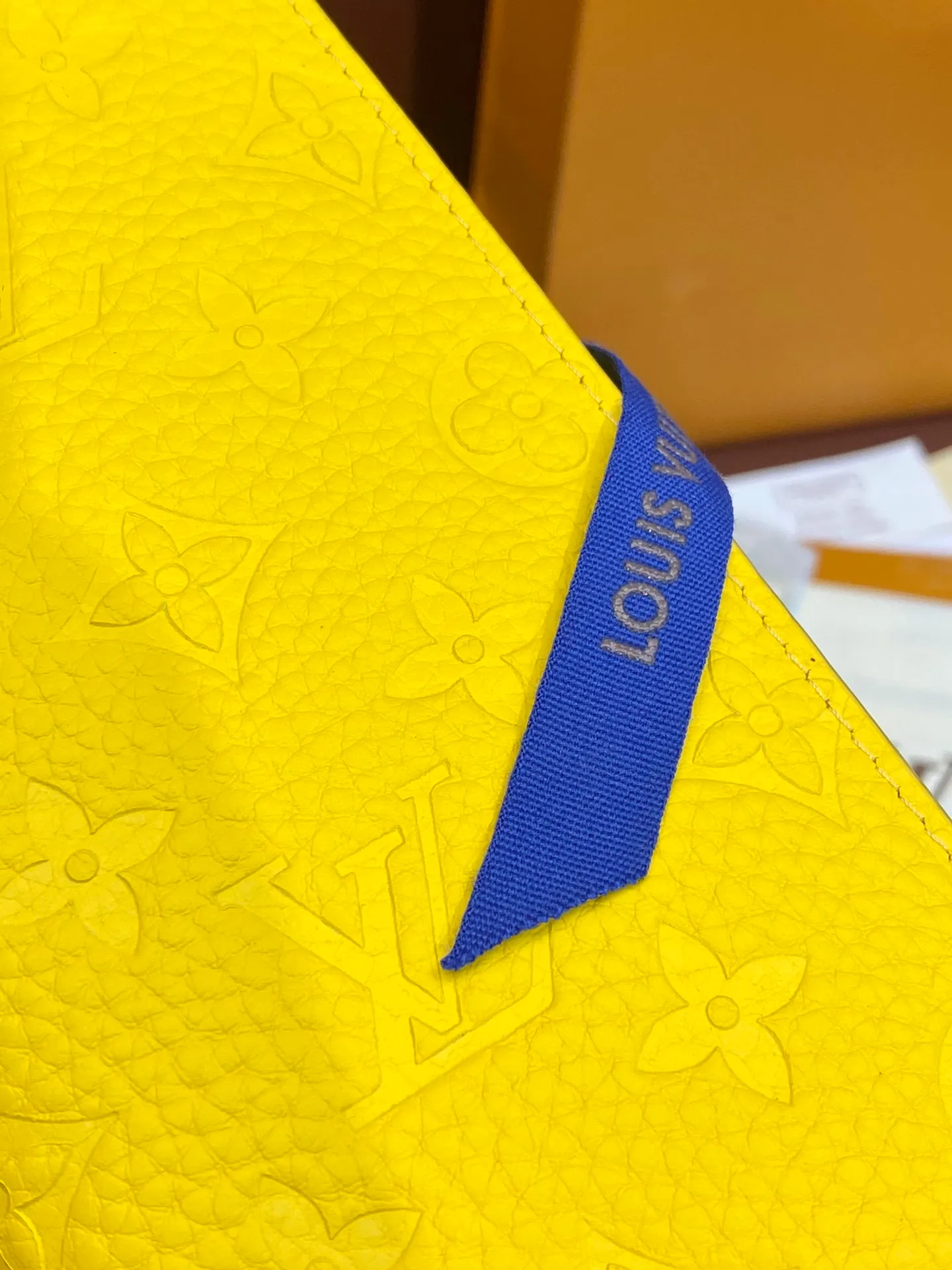 💰480 M69038 Yellow! The chip version, (made of top-grain cowhide) Brazza wallet is made of soft Taurillon leather embossed with the Monogram pattern. It has various card slots, pockets and a large zippered coin compartment. It has ample capacity and can easily fit in most jacket pockets. Dimensions 10 x 19 x 2 cm (length x height x width).
