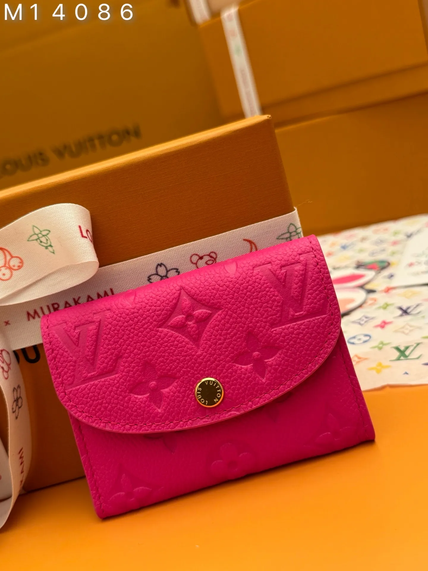 M14086 "Special Duty Free" ♻️[Official Special Edition·First Class Material·All Steel Hardware·163 Chip·Full Packaging] Rosalie coin wallet is a daily must-have in Louis Vuitton's iconic Monogram Empreinte leather, which is redesigned in the new color combination of the Louis Vuitton x Murakami series. Crafted with sleek, pocket-sized proportions, the wallet features a rounded front flap, an interior zippered coin compartment, and is playfully signed in multicolor Monogram coated canvas, referencing the artist's signature rainbow palette. 11x8x2.5cm 💰540