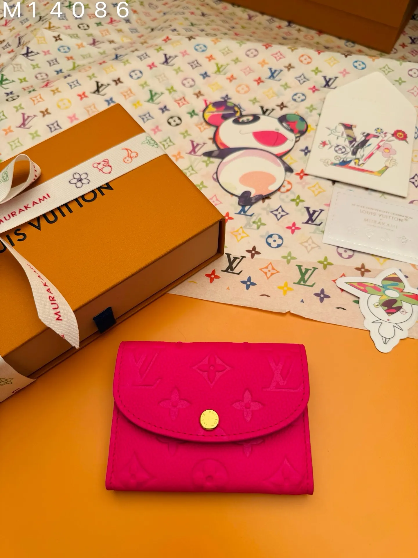 M14086 "Special Duty Free" ♻️[Official Special Edition·First Class Material·All Steel Hardware·163 Chip·Full Packaging] Rosalie coin wallet is a daily must-have in Louis Vuitton's iconic Monogram Empreinte leather, which is redesigned in the new color combination of the Louis Vuitton x Murakami series. Crafted with sleek, pocket-sized proportions, the wallet features a rounded front flap, an interior zippered coin compartment, and is playfully signed in multicolor Monogram coated canvas, referencing the artist's signature rainbow palette. 11x8x2.5cm 💰540