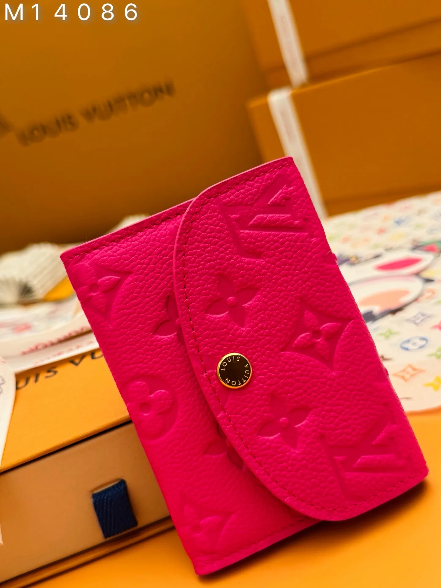 M14086 "Special Duty Free" ♻️[Official Special Edition·First Class Material·All Steel Hardware·163 Chip·Full Packaging] Rosalie coin wallet is a daily must-have in Louis Vuitton's iconic Monogram Empreinte leather, which is redesigned in the new color combination of the Louis Vuitton x Murakami series. Crafted with sleek, pocket-sized proportions, the wallet features a rounded front flap, an interior zippered coin compartment, and is playfully signed in multicolor Monogram coated canvas, referencing the artist's signature rainbow palette. 11x8x2.5cm 💰540