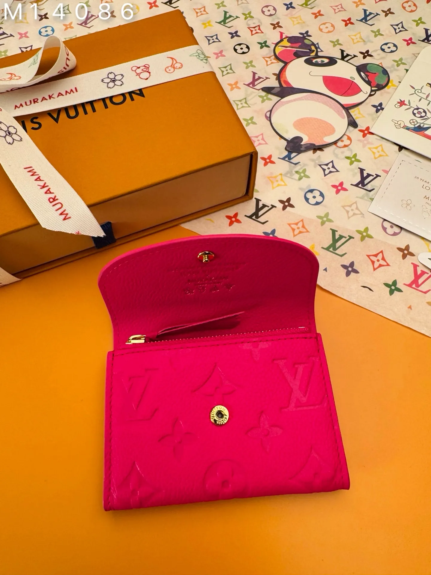M14086 "Special Duty Free" ♻️[Official Special Edition·First Class Material·All Steel Hardware·163 Chip·Full Packaging] Rosalie coin wallet is a daily must-have in Louis Vuitton's iconic Monogram Empreinte leather, which is redesigned in the new color combination of the Louis Vuitton x Murakami series. Crafted with sleek, pocket-sized proportions, the wallet features a rounded front flap, an interior zippered coin compartment, and is playfully signed in multicolor Monogram coated canvas, referencing the artist's signature rainbow palette. 11x8x2.5cm 💰540