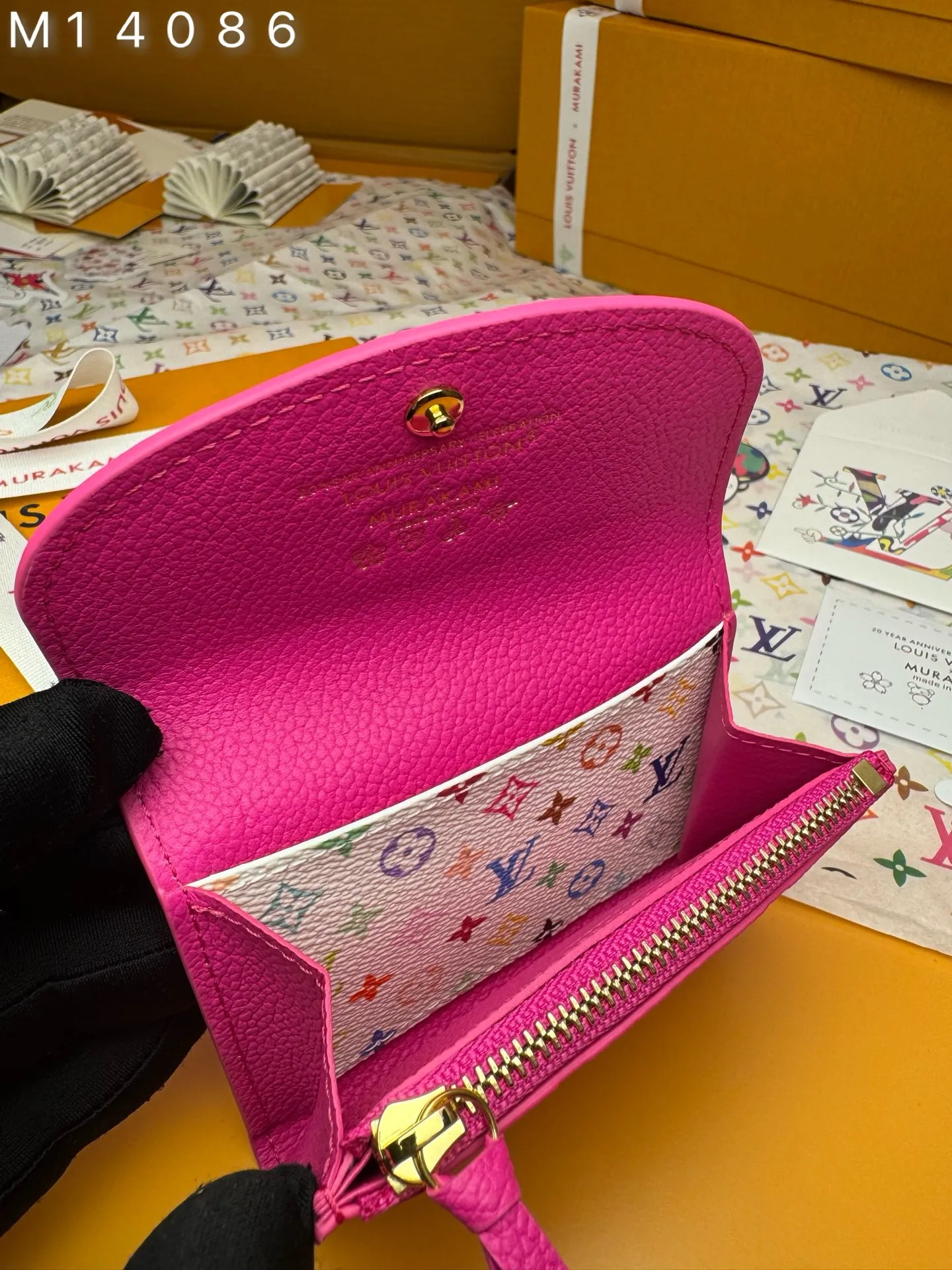 M14086 "Special Duty Free" ♻️[Official Special Edition·First Class Material·All Steel Hardware·163 Chip·Full Packaging] Rosalie coin wallet is a daily must-have in Louis Vuitton's iconic Monogram Empreinte leather, which is redesigned in the new color combination of the Louis Vuitton x Murakami series. Crafted with sleek, pocket-sized proportions, the wallet features a rounded front flap, an interior zippered coin compartment, and is playfully signed in multicolor Monogram coated canvas, referencing the artist's signature rainbow palette. 11x8x2.5cm 💰540