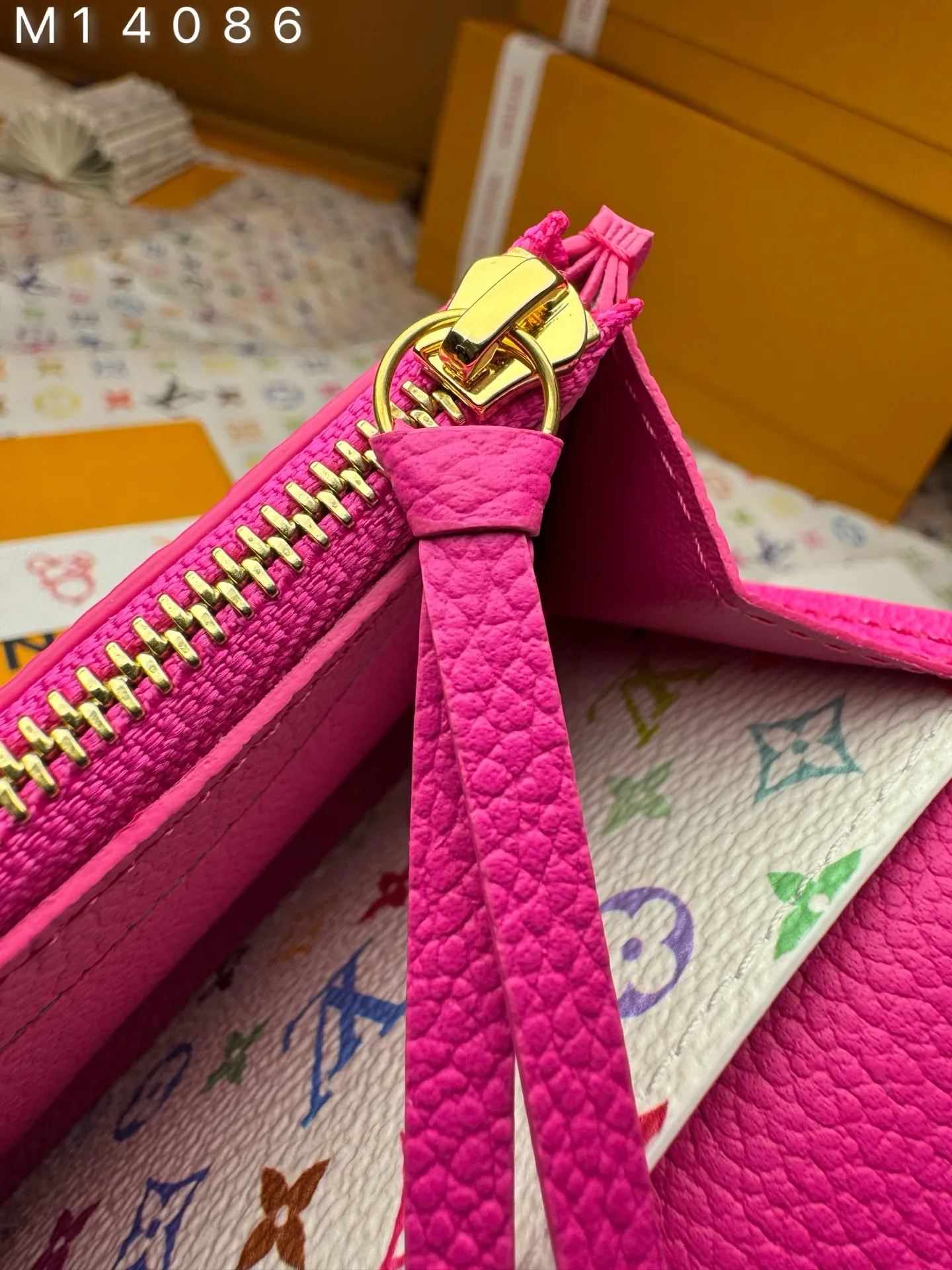 M14086 "Special Duty Free" ♻️[Official Special Edition·First Class Material·All Steel Hardware·163 Chip·Full Packaging] Rosalie coin wallet is a daily must-have in Louis Vuitton's iconic Monogram Empreinte leather, which is redesigned in the new color combination of the Louis Vuitton x Murakami series. Crafted with sleek, pocket-sized proportions, the wallet features a rounded front flap, an interior zippered coin compartment, and is playfully signed in multicolor Monogram coated canvas, referencing the artist's signature rainbow palette. 11x8x2.5cm 💰540