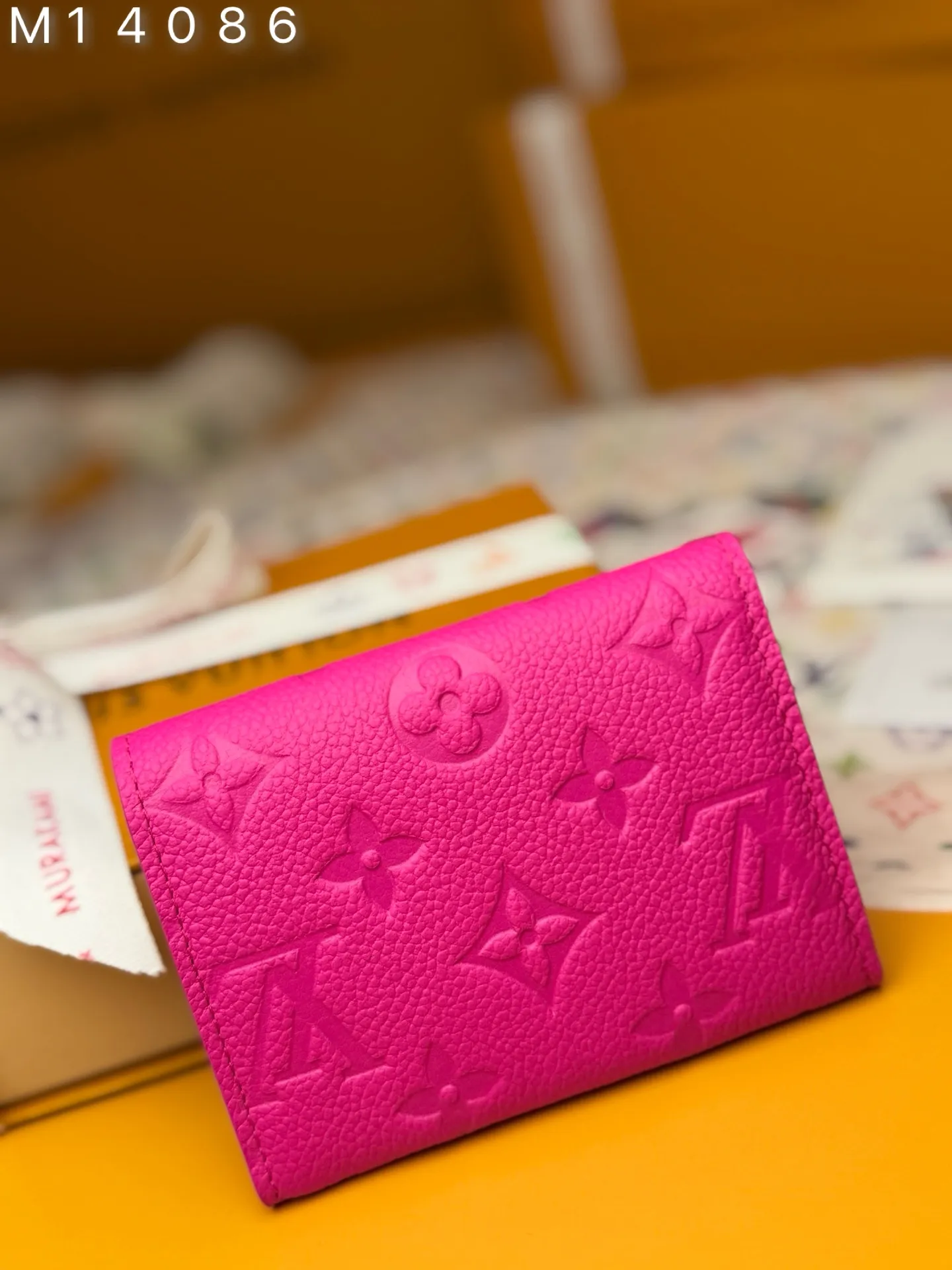 M14086 "Special Duty Free" ♻️[Official Special Edition·First Class Material·All Steel Hardware·163 Chip·Full Packaging] Rosalie coin wallet is a daily must-have in Louis Vuitton's iconic Monogram Empreinte leather, which is redesigned in the new color combination of the Louis Vuitton x Murakami series. Crafted with sleek, pocket-sized proportions, the wallet features a rounded front flap, an interior zippered coin compartment, and is playfully signed in multicolor Monogram coated canvas, referencing the artist's signature rainbow palette. 11x8x2.5cm 💰540
