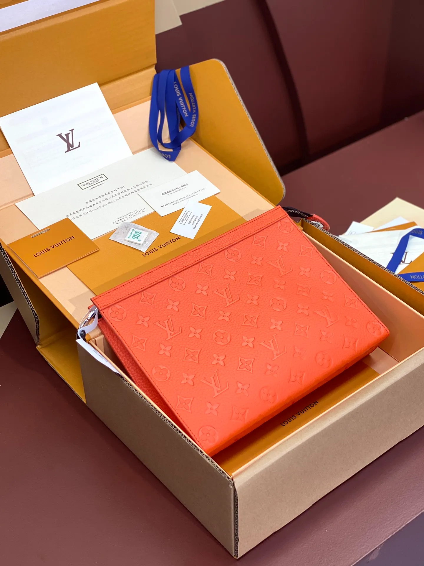 💰720 upgraded version⚠️M61692 embossed orange! Chip version, (made of first-layer cowhide) POCHETTE VOYAGE clutch. This Pochette Voyage clutch is made of Taïga pebbled cowhide, marked with LV letters on one corner, and paired with shiny metal parts. The zipper opens the card slot and main compartment, which can accommodate small items. Detailed features! 27 x 21 x 6 cm, (Length x Height x Width), Taïga cow leather, Textile lining, Metal hardware, Zip closure, Internal slip pocket, Card compartment, Made in one of France, Spain, Italy and the United States.