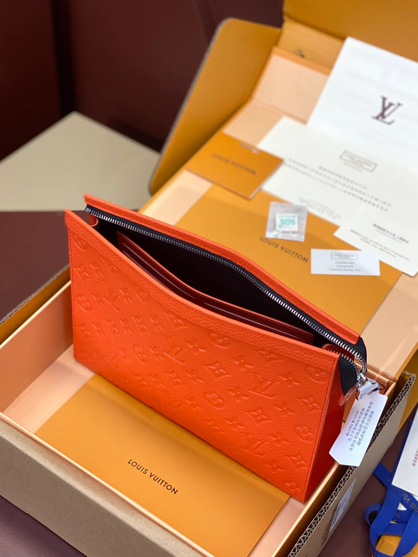 💰720 upgraded version⚠️M61692 embossed orange! Chip version, (made of first-layer cowhide) POCHETTE VOYAGE clutch. This Pochette Voyage clutch is made of Taïga pebbled cowhide, marked with LV letters on one corner, and paired with shiny metal parts. The zipper opens the card slot and main compartment, which can accommodate small items. Detailed features! 27 x 21 x 6 cm, (Length x Height x Width), Taïga cow leather, Textile lining, Metal hardware, Zip closure, Internal slip pocket, Card compartment, Made in one of France, Spain, Italy and the United States.