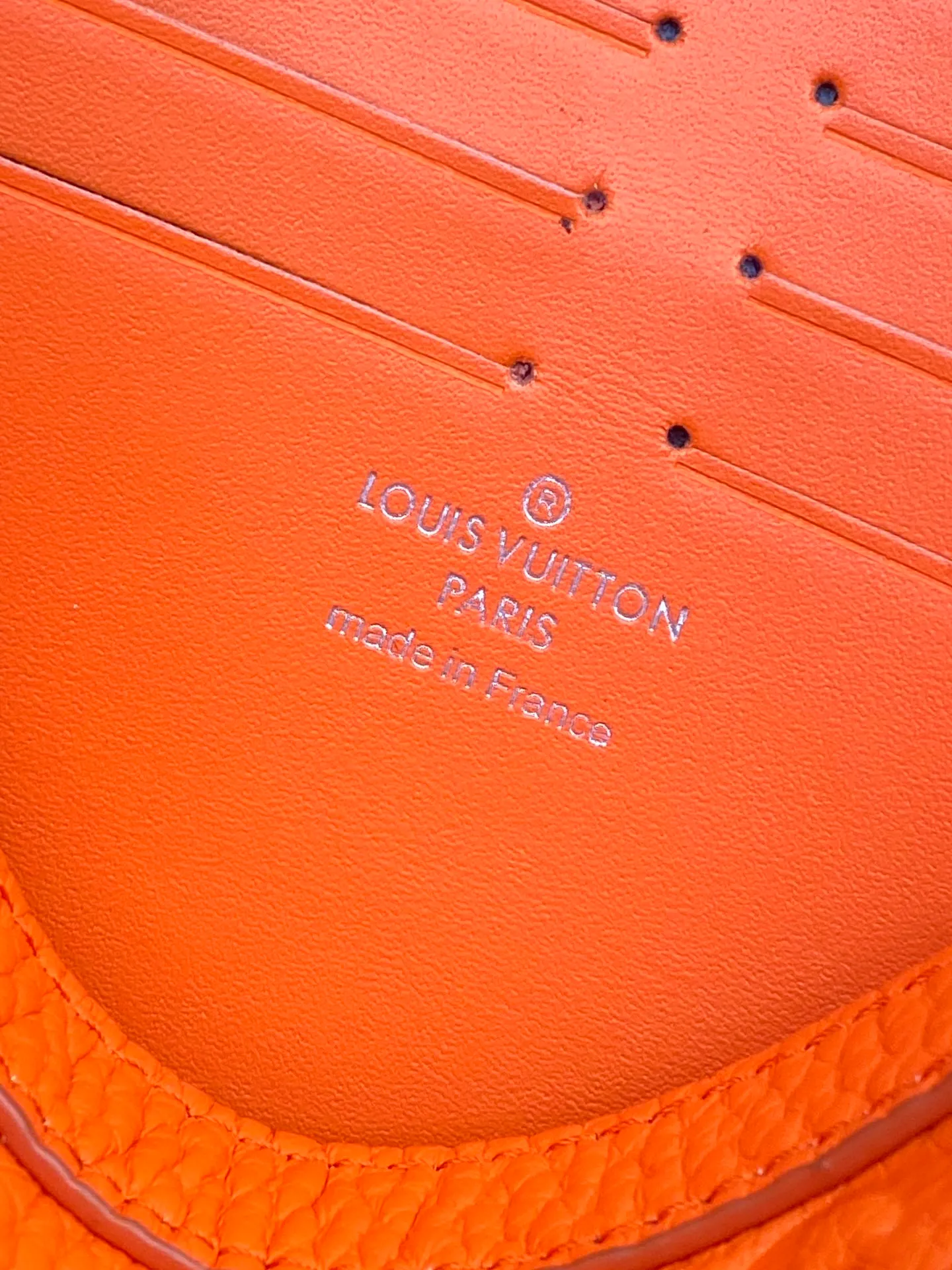 💰720 upgraded version⚠️M61692 embossed orange! Chip version, (made of first-layer cowhide) POCHETTE VOYAGE clutch. This Pochette Voyage clutch is made of Taïga pebbled cowhide, marked with LV letters on one corner, and paired with shiny metal parts. The zipper opens the card slot and main compartment, which can accommodate small items. Detailed features! 27 x 21 x 6 cm, (Length x Height x Width), Taïga cow leather, Textile lining, Metal hardware, Zip closure, Internal slip pocket, Card compartment, Made in one of France, Spain, Italy and the United States.