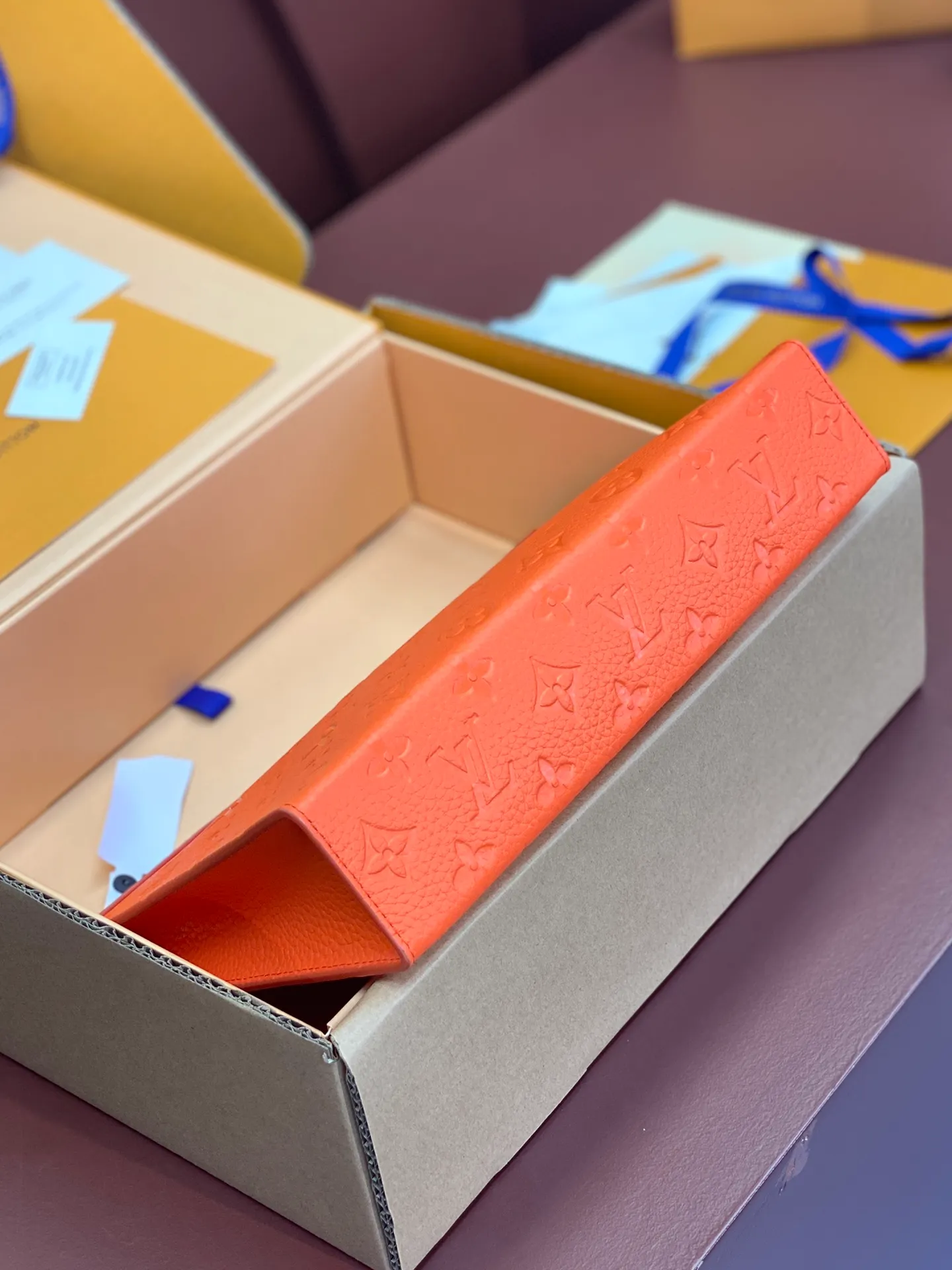 💰720 upgraded version⚠️M61692 embossed orange! Chip version, (made of first-layer cowhide) POCHETTE VOYAGE clutch. This Pochette Voyage clutch is made of Taïga pebbled cowhide, marked with LV letters on one corner, and paired with shiny metal parts. The zipper opens the card slot and main compartment, which can accommodate small items. Detailed features! 27 x 21 x 6 cm, (Length x Height x Width), Taïga cow leather, Textile lining, Metal hardware, Zip closure, Internal slip pocket, Card compartment, Made in one of France, Spain, Italy and the United States.