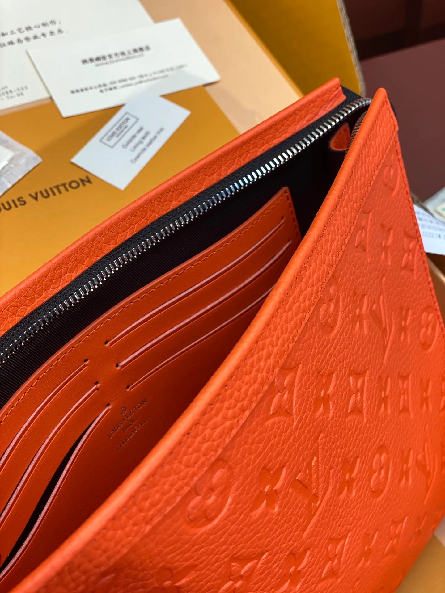 💰720 upgraded version⚠️M61692 embossed orange! Chip version, (made of first-layer cowhide) POCHETTE VOYAGE clutch. This Pochette Voyage clutch is made of Taïga pebbled cowhide, marked with LV letters on one corner, and paired with shiny metal parts. The zipper opens the card slot and main compartment, which can accommodate small items. Detailed features! 27 x 21 x 6 cm, (Length x Height x Width), Taïga cow leather, Textile lining, Metal hardware, Zip closure, Internal slip pocket, Card compartment, Made in one of France, Spain, Italy and the United States.