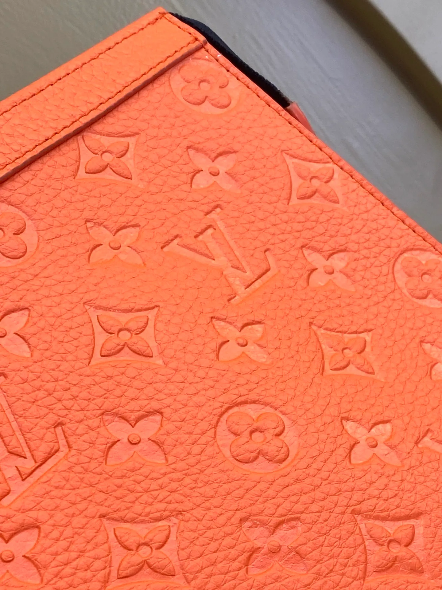 💰720 upgraded version⚠️M61692 embossed orange! Chip version, (made of first-layer cowhide) POCHETTE VOYAGE clutch. This Pochette Voyage clutch is made of Taïga pebbled cowhide, marked with LV letters on one corner, and paired with shiny metal parts. The zipper opens the card slot and main compartment, which can accommodate small items. Detailed features! 27 x 21 x 6 cm, (Length x Height x Width), Taïga cow leather, Textile lining, Metal hardware, Zip closure, Internal slip pocket, Card compartment, Made in one of France, Spain, Italy and the United States.