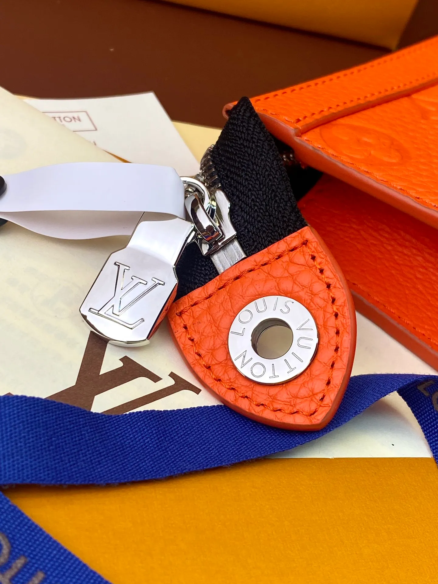 💰720 upgraded version⚠️M61692 embossed orange! Chip version, (made of first-layer cowhide) POCHETTE VOYAGE clutch. This Pochette Voyage clutch is made of Taïga pebbled cowhide, marked with LV letters on one corner, and paired with shiny metal parts. The zipper opens the card slot and main compartment, which can accommodate small items. Detailed features! 27 x 21 x 6 cm, (Length x Height x Width), Taïga cow leather, Textile lining, Metal hardware, Zip closure, Internal slip pocket, Card compartment, Made in one of France, Spain, Italy and the United States.