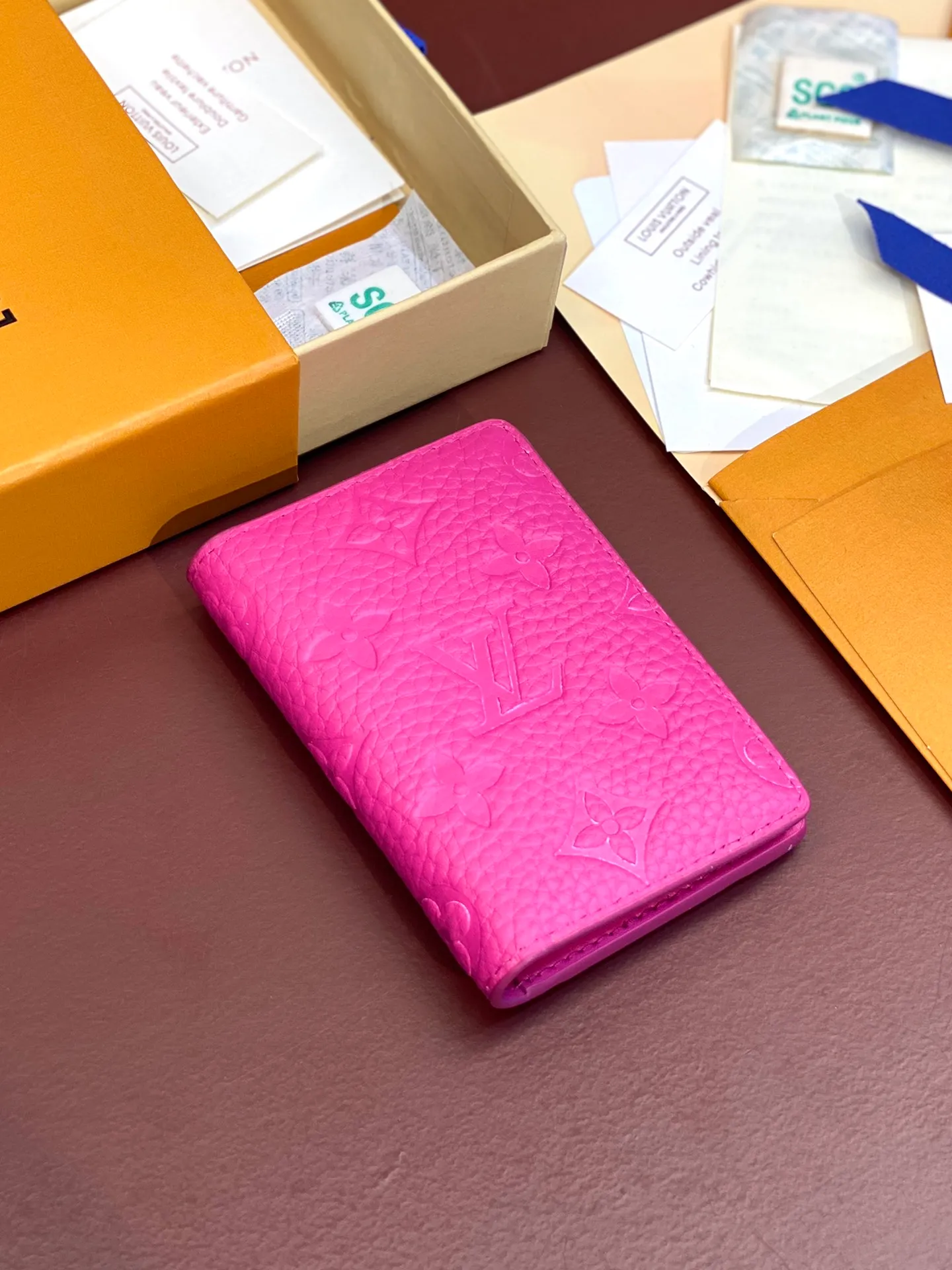 💰 340 M83069 Rose red! Chip version, (made of top-grain cowhide), this pocket wallet is made of full-grain Taurillon leather, with subtle embossed LV letters and Monogram flowers. The compact design has an inner pocket and an outer pocket for easy access to credit cards or transportation cards. Detailed features 7.5 x 11.1 x 1 cm (length x height x width).