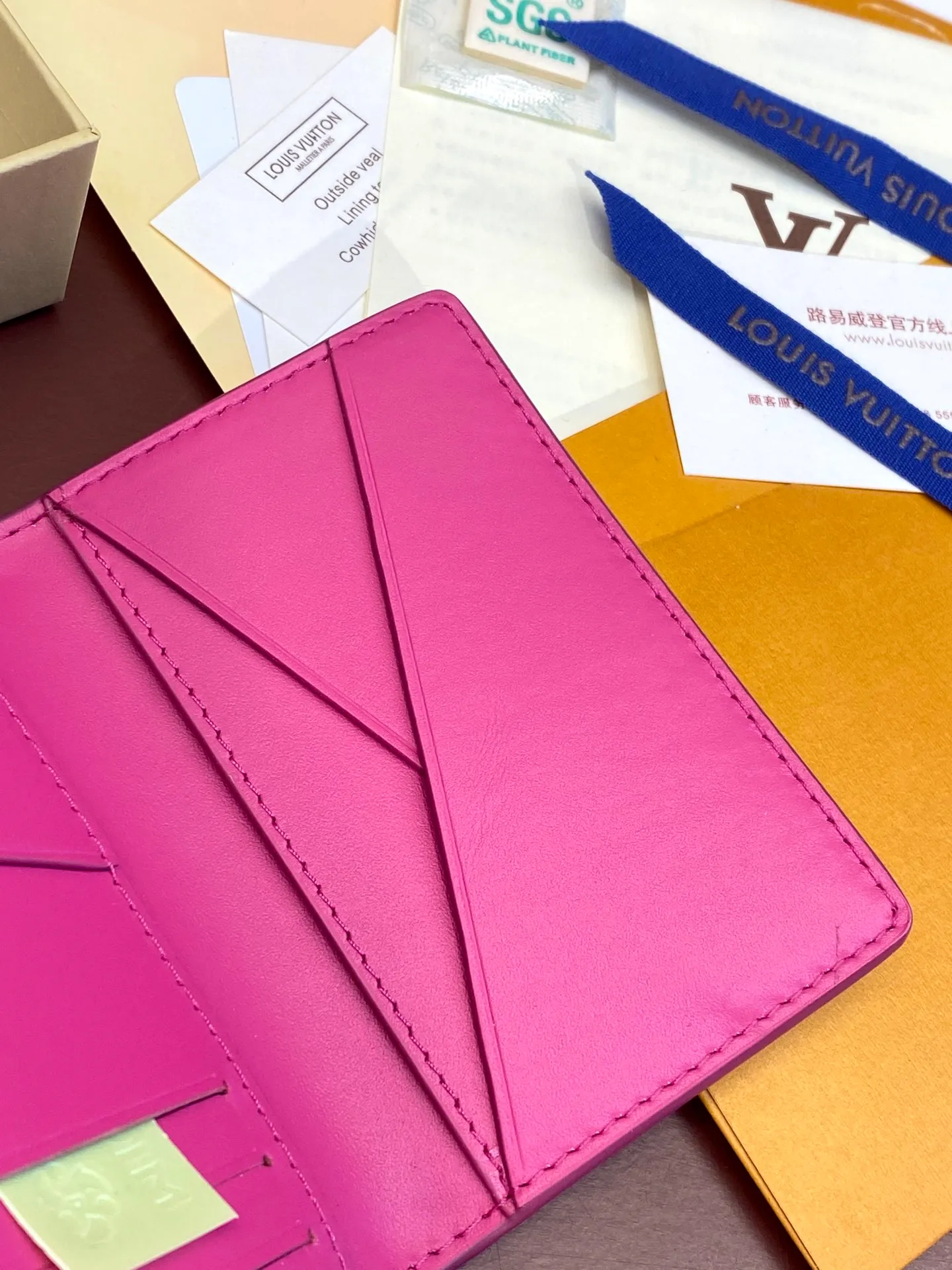 💰 340 M83069 Rose red! Chip version, (made of top-grain cowhide), this pocket wallet is made of full-grain Taurillon leather, with subtle embossed LV letters and Monogram flowers. The compact design has an inner pocket and an outer pocket for easy access to credit cards or transportation cards. Detailed features 7.5 x 11.1 x 1 cm (length x height x width).