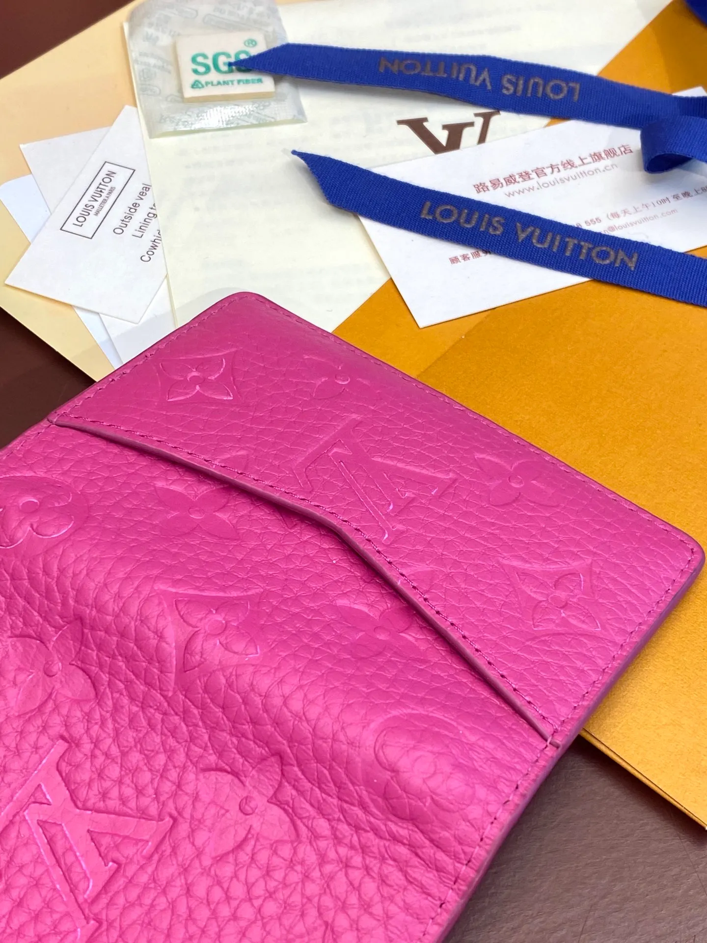 💰 340 M83069 Rose red! Chip version, (made of top-grain cowhide), this pocket wallet is made of full-grain Taurillon leather, with subtle embossed LV letters and Monogram flowers. The compact design has an inner pocket and an outer pocket for easy access to credit cards or transportation cards. Detailed features 7.5 x 11.1 x 1 cm (length x height x width).