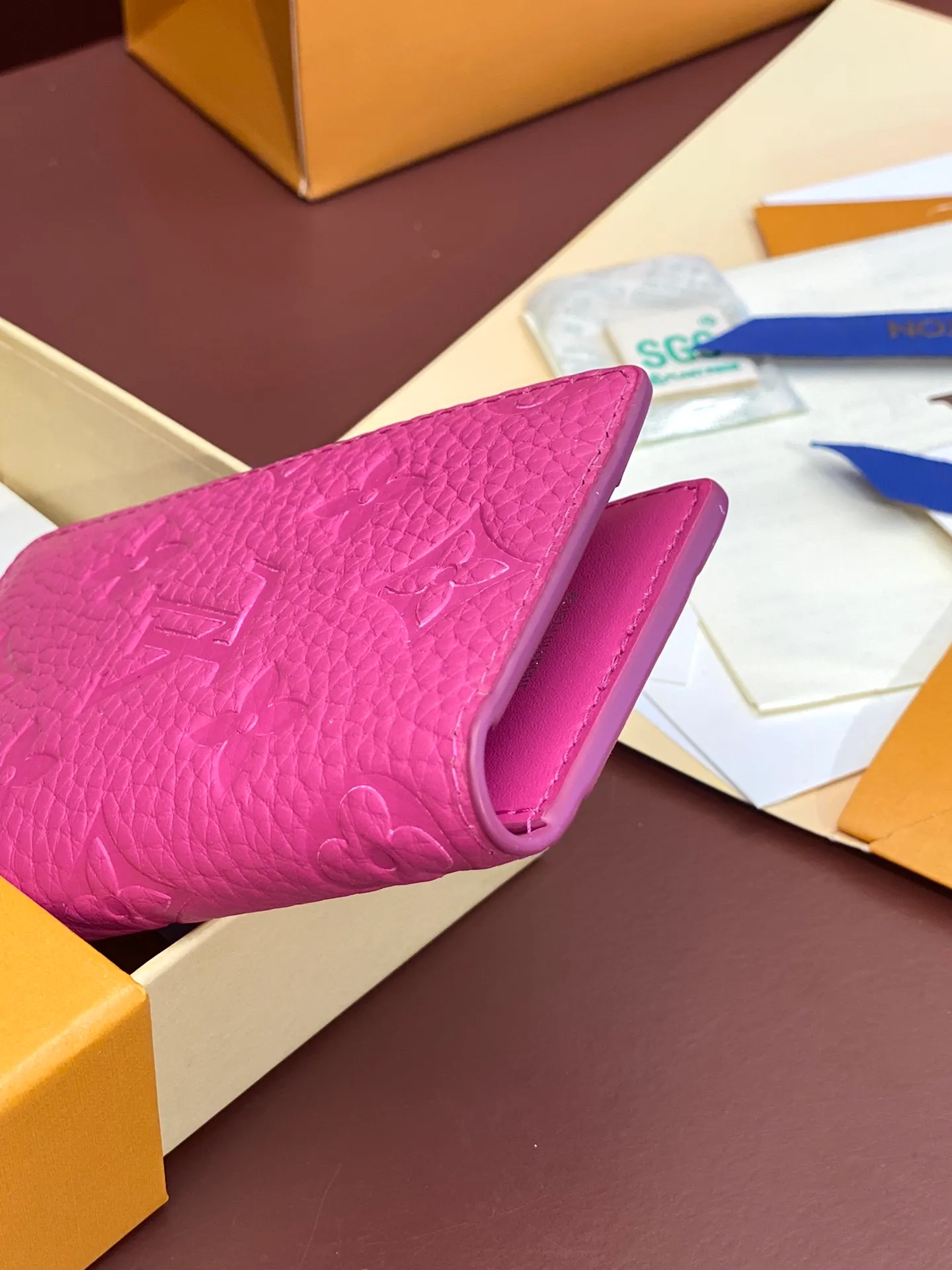 💰 340 M83069 Rose red! Chip version, (made of top-grain cowhide), this pocket wallet is made of full-grain Taurillon leather, with subtle embossed LV letters and Monogram flowers. The compact design has an inner pocket and an outer pocket for easy access to credit cards or transportation cards. Detailed features 7.5 x 11.1 x 1 cm (length x height x width).