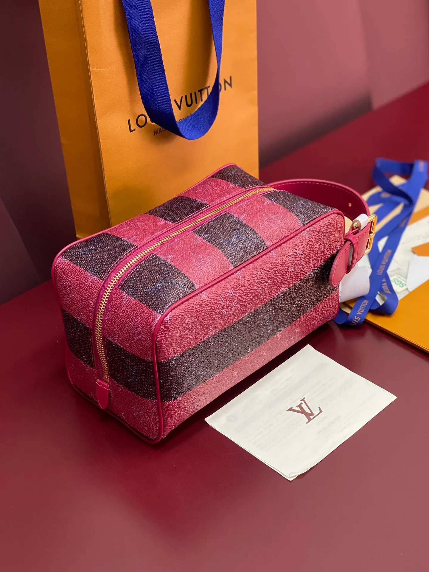 M25902 Striped Purple! Core version! The LOCKER DOPP KIT toilet bag is made of Monogram Heritage coated canvas designed by Pharrell Williams, integrating the Monogram pattern into the vertical and horizontal texture of the original Damier check. The main compartment and interior patch pockets are functional, while the interior lining is accented with vibrant stripes. Dimensions: 13 x 12 x 23 cm (H x W x Length)