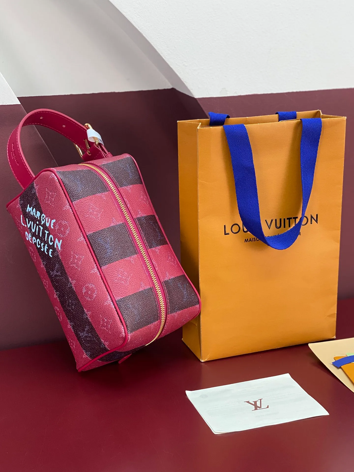 M25902 Striped Purple! Core version! The LOCKER DOPP KIT toilet bag is made of Monogram Heritage coated canvas designed by Pharrell Williams, integrating the Monogram pattern into the vertical and horizontal texture of the original Damier check. The main compartment and interior patch pockets are functional, while the interior lining is accented with vibrant stripes. Dimensions: 13 x 12 x 23 cm (H x W x Length)