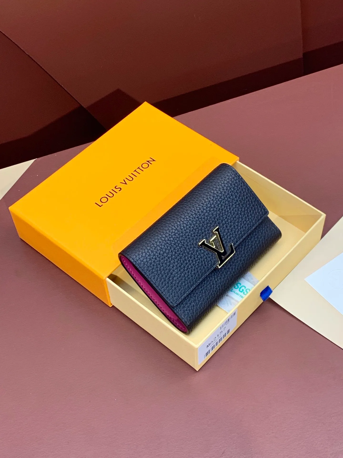 M62157 Black This model is made of soft leather and the LV logo is wrapped in leather. The design of this elegant wallet is inspired by the iconic design streamlines. It feels good in hand and is highly practical. It has a thin and light shape and a large number of compartments inside, making it practical. size: 13.5x9.0x2.0cm 💰620