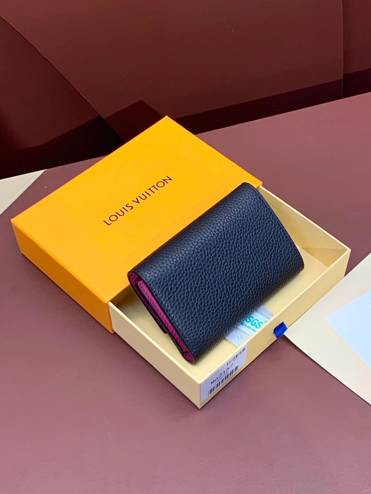 M62157 Black This model is made of soft leather and the LV logo is wrapped in leather. The design of this elegant wallet is inspired by the iconic design streamlines. It feels good in hand and is highly practical. It has a thin and light shape and a large number of compartments inside, making it practical. size: 13.5x9.0x2.0cm 💰620