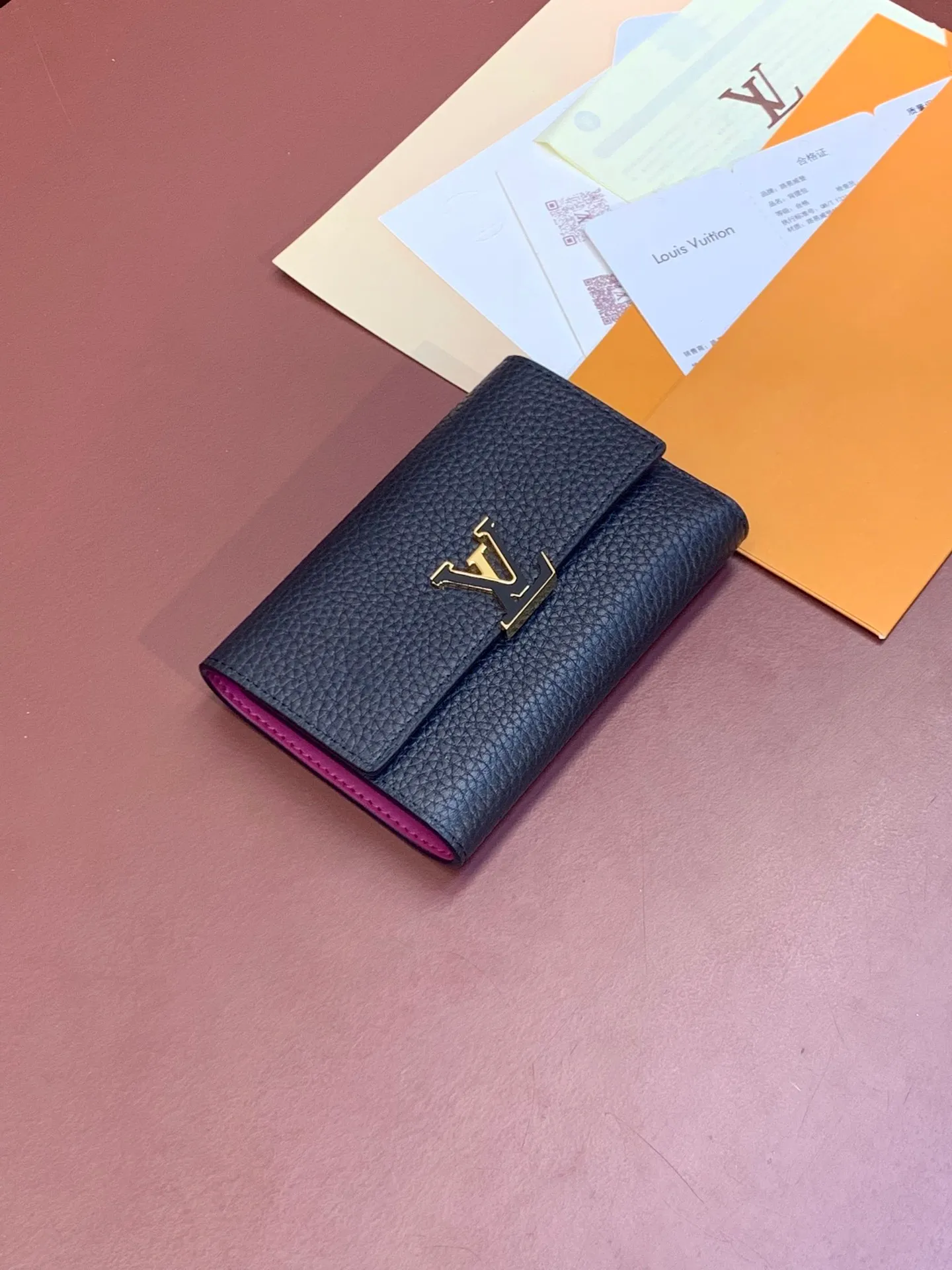 M62157 Black This model is made of soft leather and the LV logo is wrapped in leather. The design of this elegant wallet is inspired by the iconic design streamlines. It feels good in hand and is highly practical. It has a thin and light shape and a large number of compartments inside, making it practical. size: 13.5x9.0x2.0cm 💰620