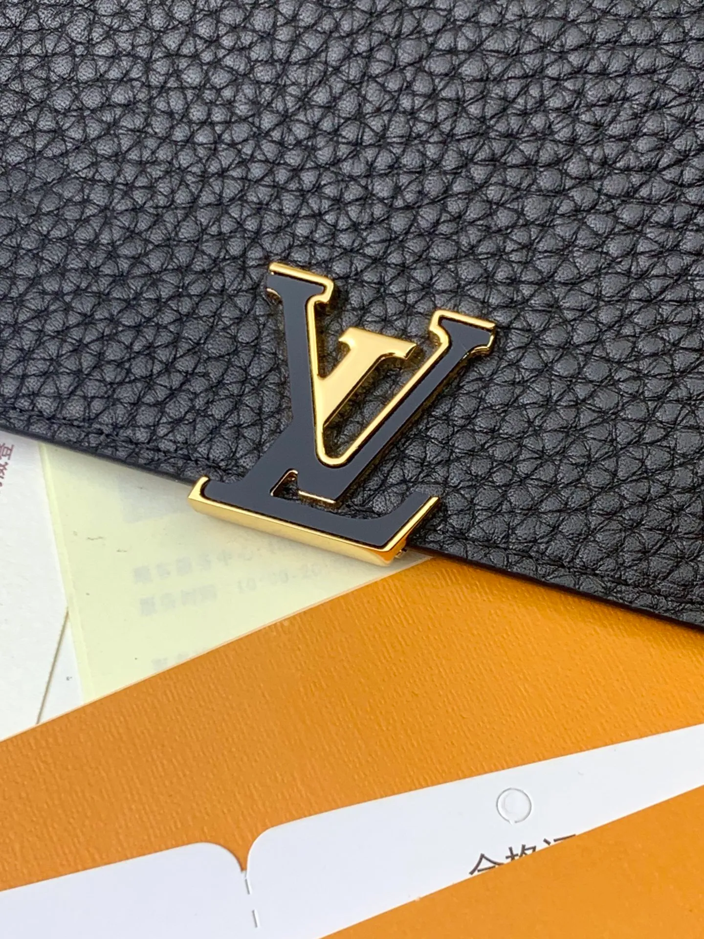 M62157 Black This model is made of soft leather and the LV logo is wrapped in leather. The design of this elegant wallet is inspired by the iconic design streamlines. It feels good in hand and is highly practical. It has a thin and light shape and a large number of compartments inside, making it practical. size: 13.5x9.0x2.0cm 💰620