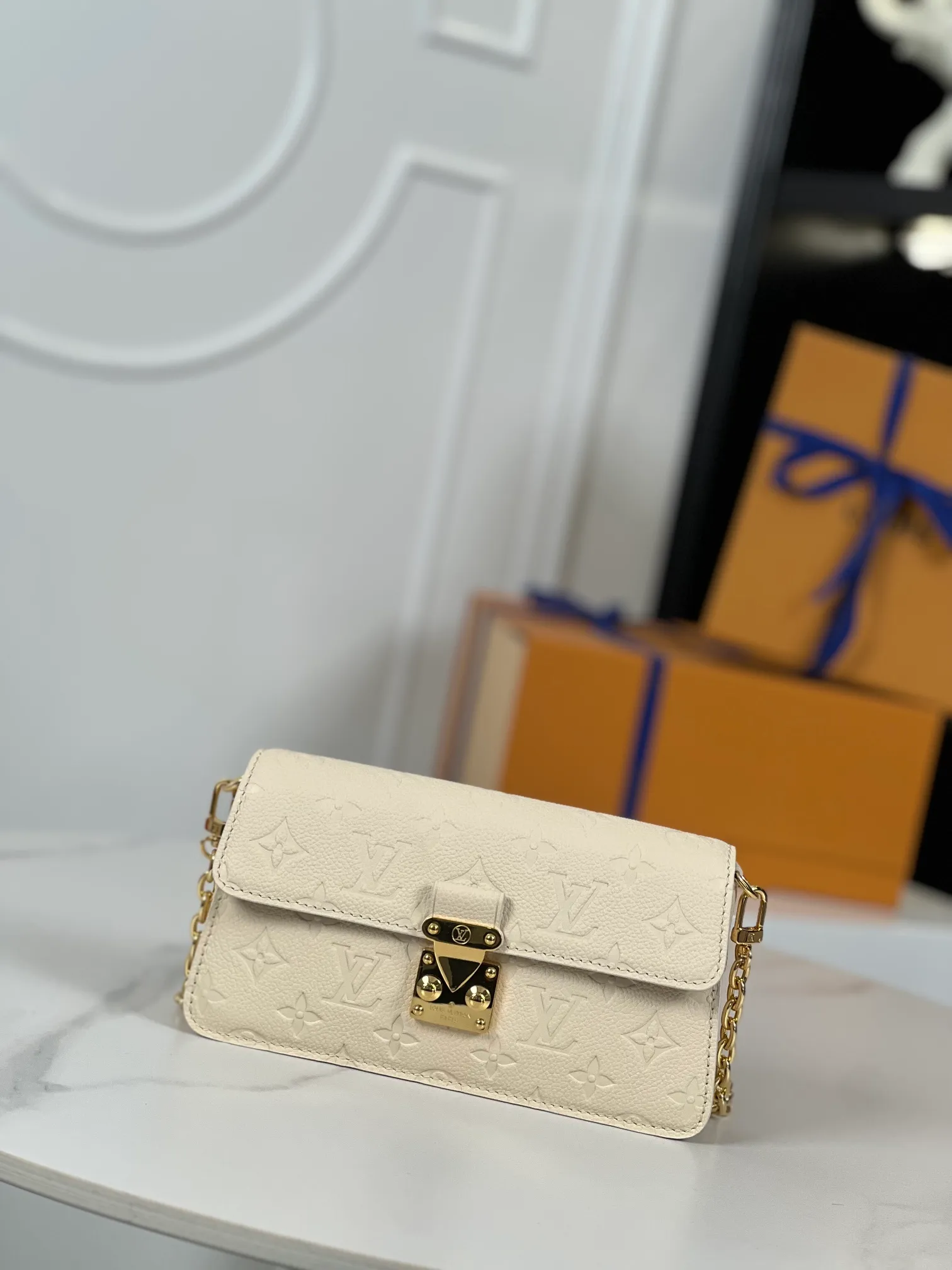 P960 "With full set of counter packaging"🇫🇷Exclusive real shot of super original leather M82836! The Wallet On Chain Metis bag is made from grained Monogram Empreinte leather, embossed with the brand's Monogram pattern. The distinctive appearance, with its trapezoidal design and front flap secured with an S-lock, is inspired by the classic Louis Vuitton luggage. Detachable chain allows for cross-body wear. Size: 19×11×5.5cm