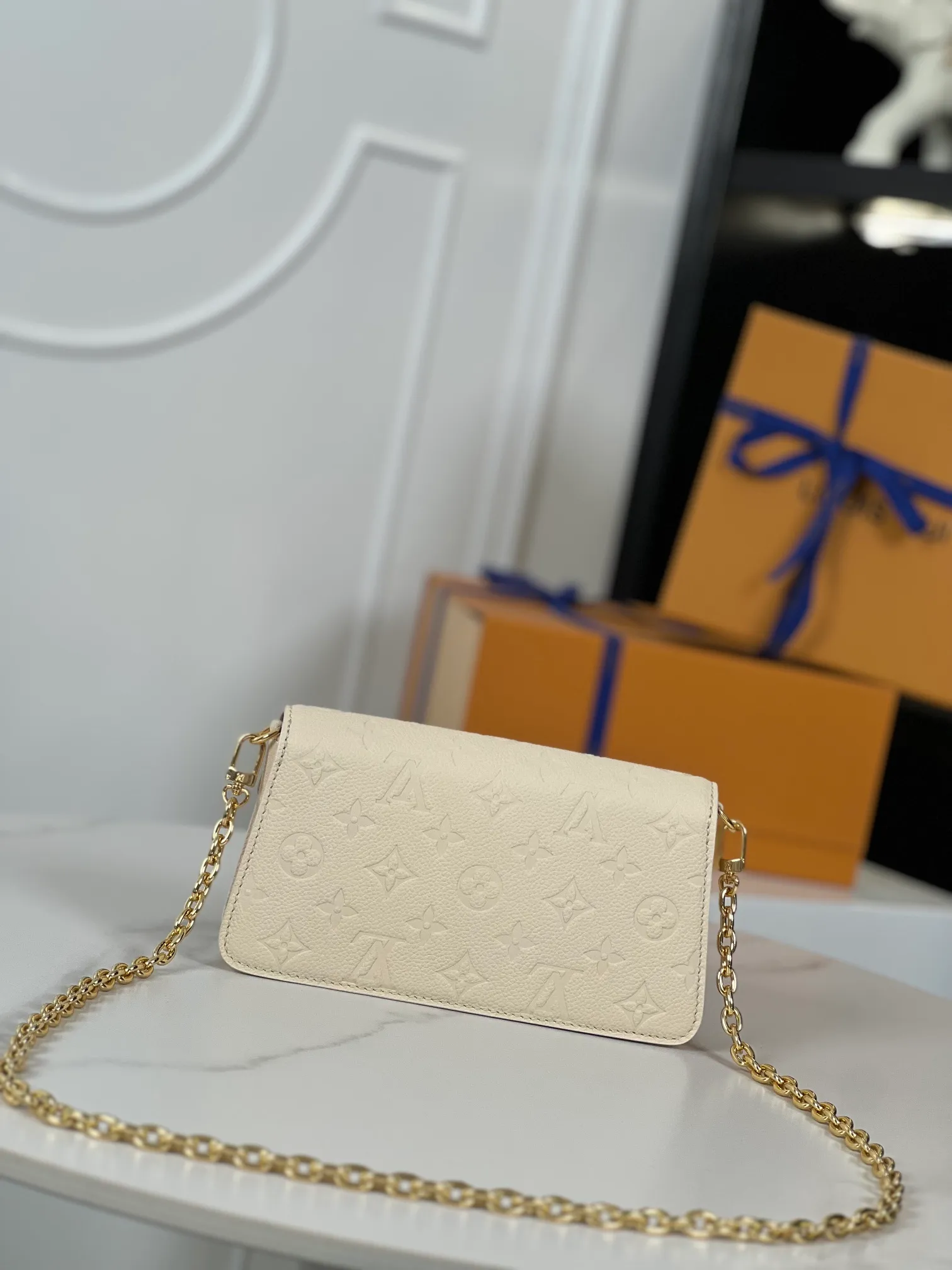 P960 "With full set of counter packaging"🇫🇷Exclusive real shot of super original leather M82836! The Wallet On Chain Metis bag is made from grained Monogram Empreinte leather, embossed with the brand's Monogram pattern. The distinctive appearance, with its trapezoidal design and front flap secured with an S-lock, is inspired by the classic Louis Vuitton luggage. Detachable chain allows for cross-body wear. Size: 19×11×5.5cm